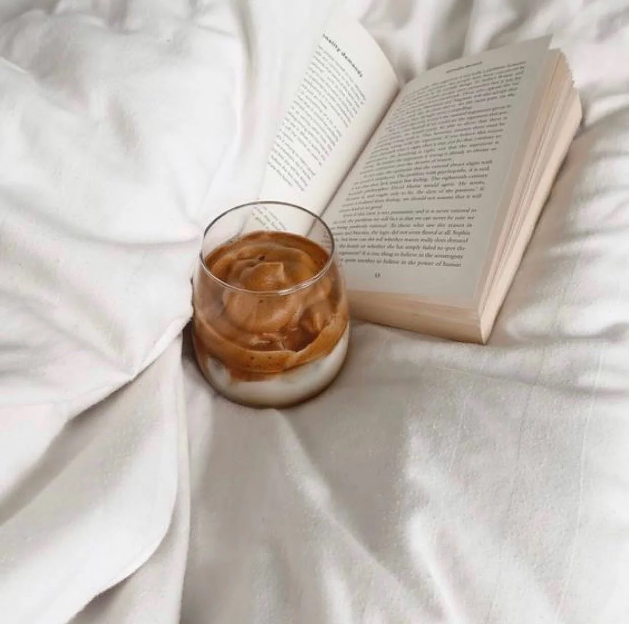 Slow mornings 💭☕️📖🤎