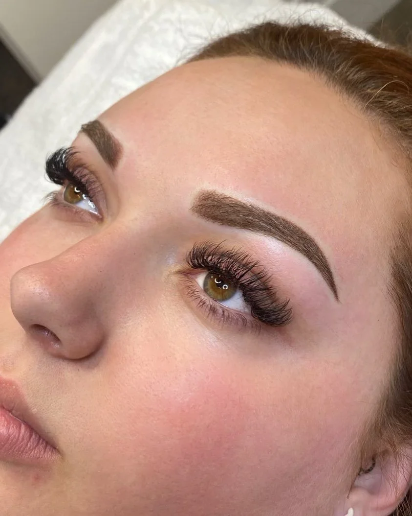 💥💥💥Ombré brows by Emma &amp; Hybrid D Curl Set by Ashleigh what a combo⚡️

To book an appointment with either Emma or Ashleigh visit  lashandbrow.nz 
#lashes #brows #cosmetictattoo #lashextensions