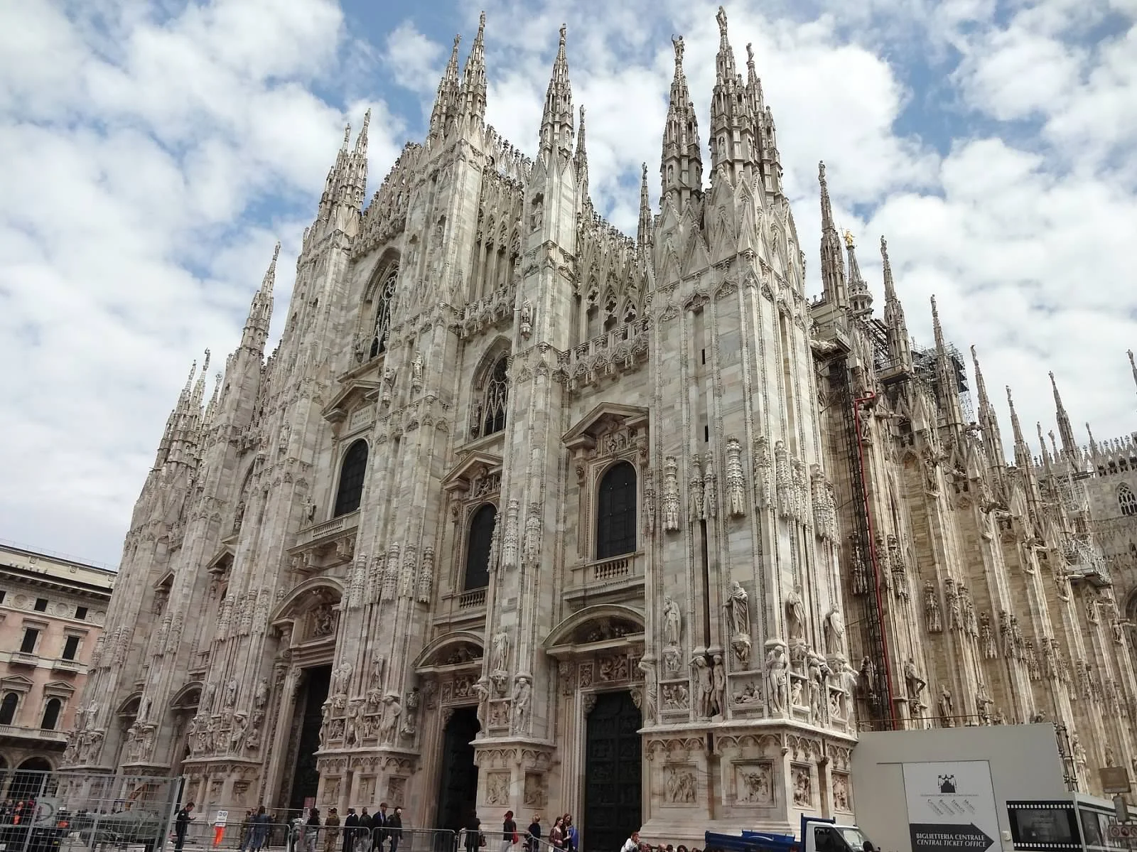 Milan. Duomo 1. JRubino 2015.JPG