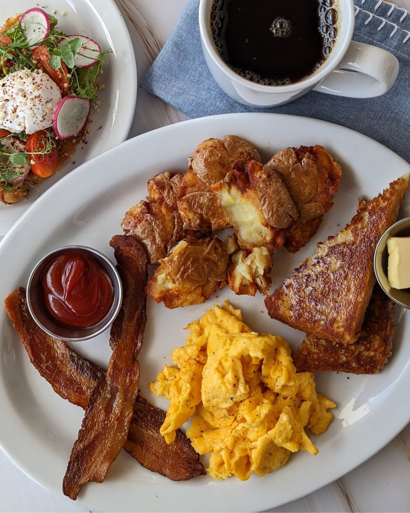 Join us at brunch this morning for our classic Farmhouse Breakfast. Two @vitalfarms eggs, @pedersonsfarms no-sugar bacon, smashed crispy potatoes, and house-made #glutenfree toast 😍!

Every Saturday + Sunday morning starting at 9am until 3pm we're s