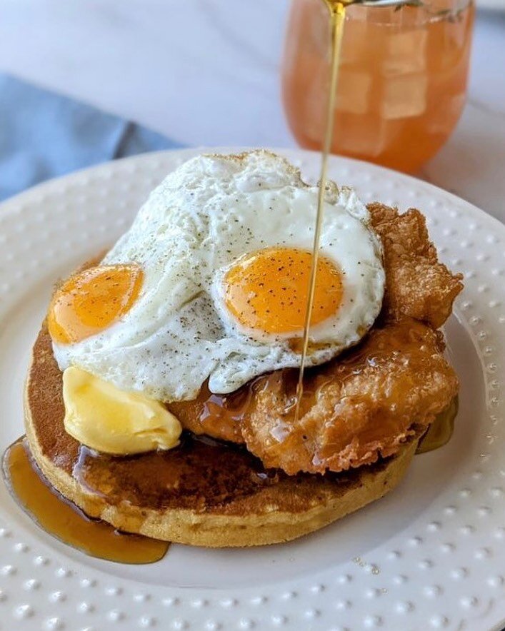 Does #brunch get any better than our Fried Chicken Breakfast?! 🔥

Fried in first press avocado oil, our crispy chicken is served with a fluffy #glutenfree pancake and two @vitalfarms eggs. Add some butter and maple syrup to make for the best bite!

