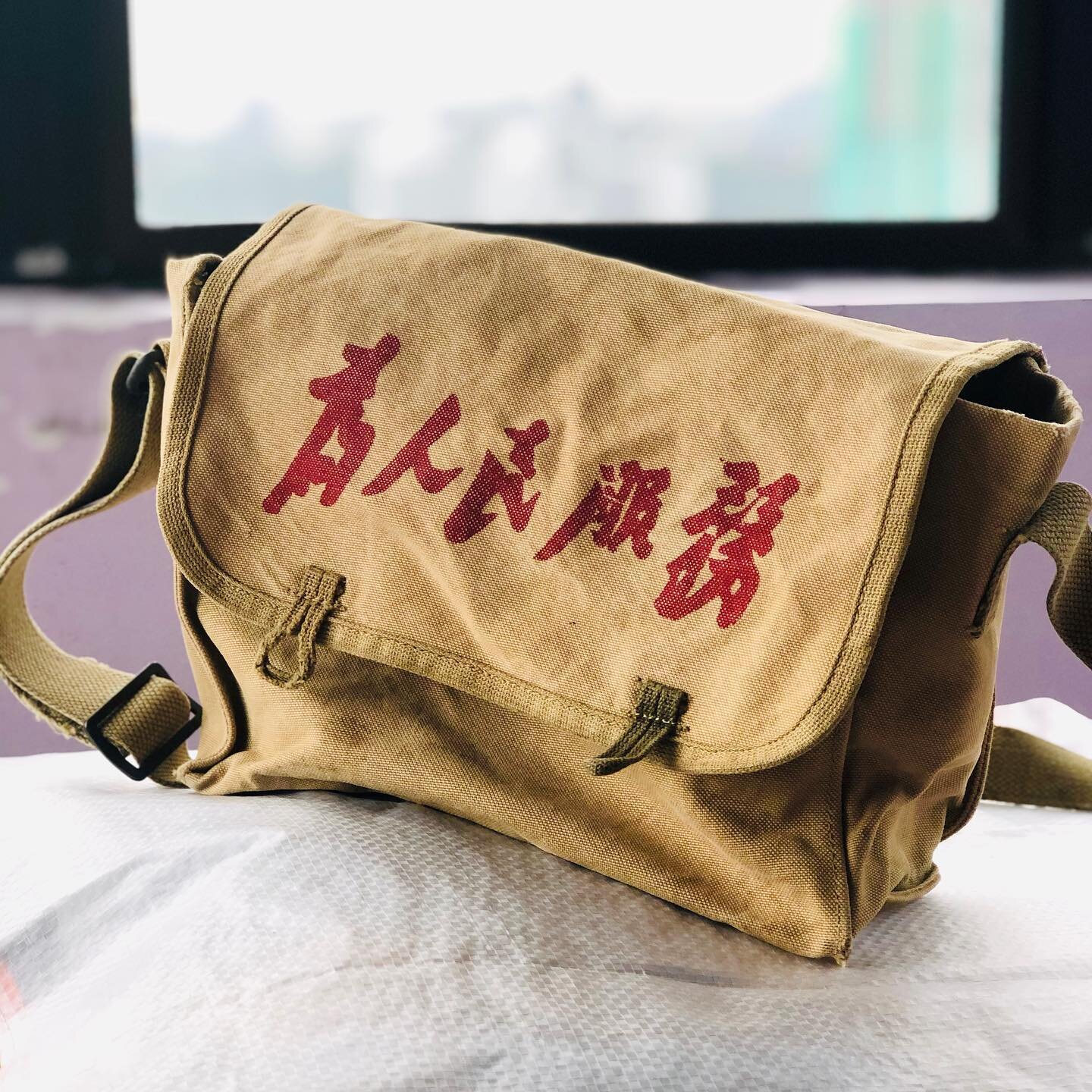 断舍离的节奏&hellip; 
丢了十个包，唯独这个十多岁的斜肩包，还是从包山里取回出来

有些东西随时可以不拥有，有些则怎么也丢不了

巴黎公社斜对面，它来自的野外探险专卖店应该没了
巴黎公社应该也没了
它却还在
从军绿变哑黄，岁月的沧桑呀

断舍离不难
难在你把它留着了，却没有让它出来见人、让它承载你的必需、让它发挥自身价值
不然，何不让它走，让它得到第二人生

#断舍离
#巴黎公社
#公馆