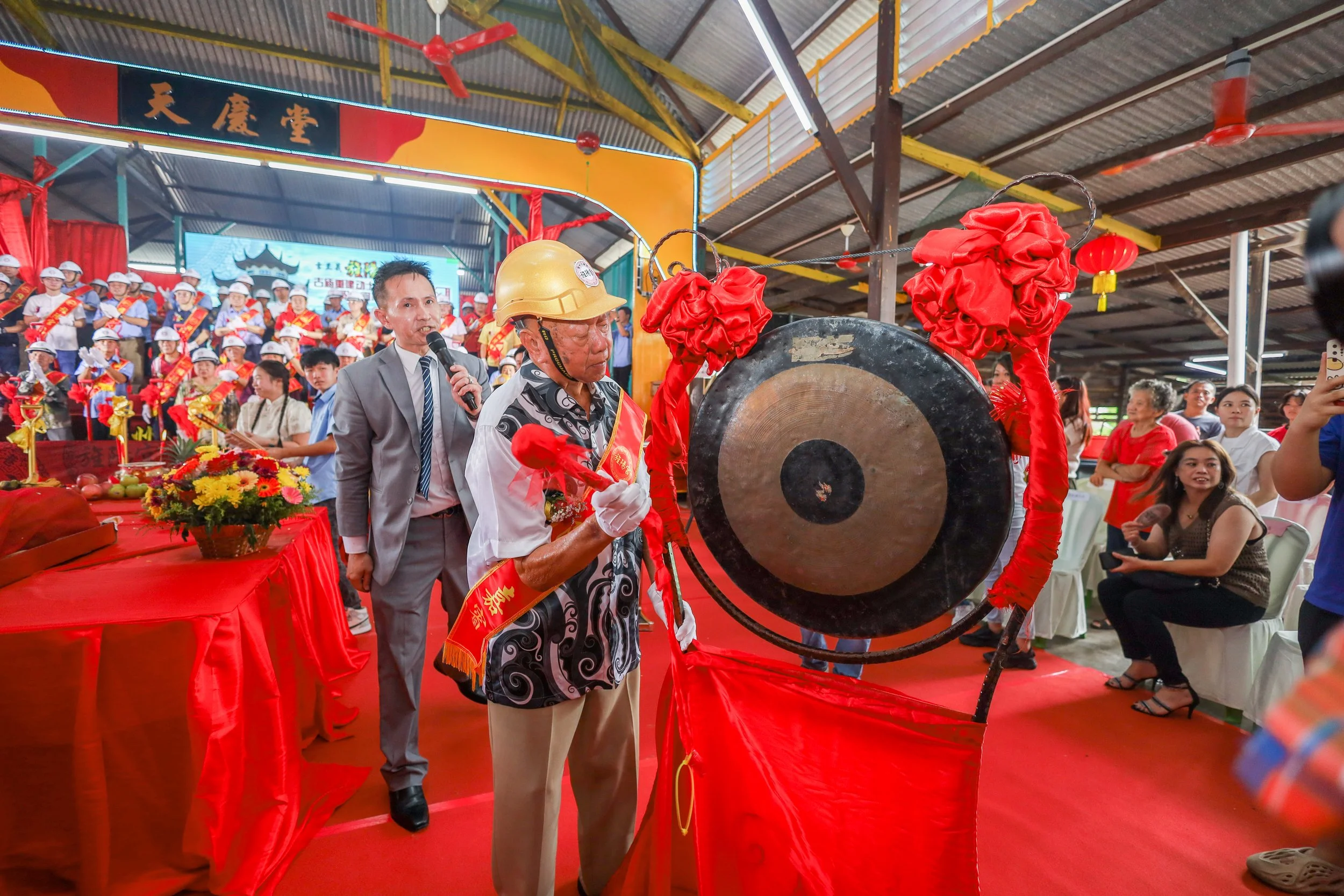 1.大会名誉主席许天荫先生鸣锣三下后揭开序幕.jpg
