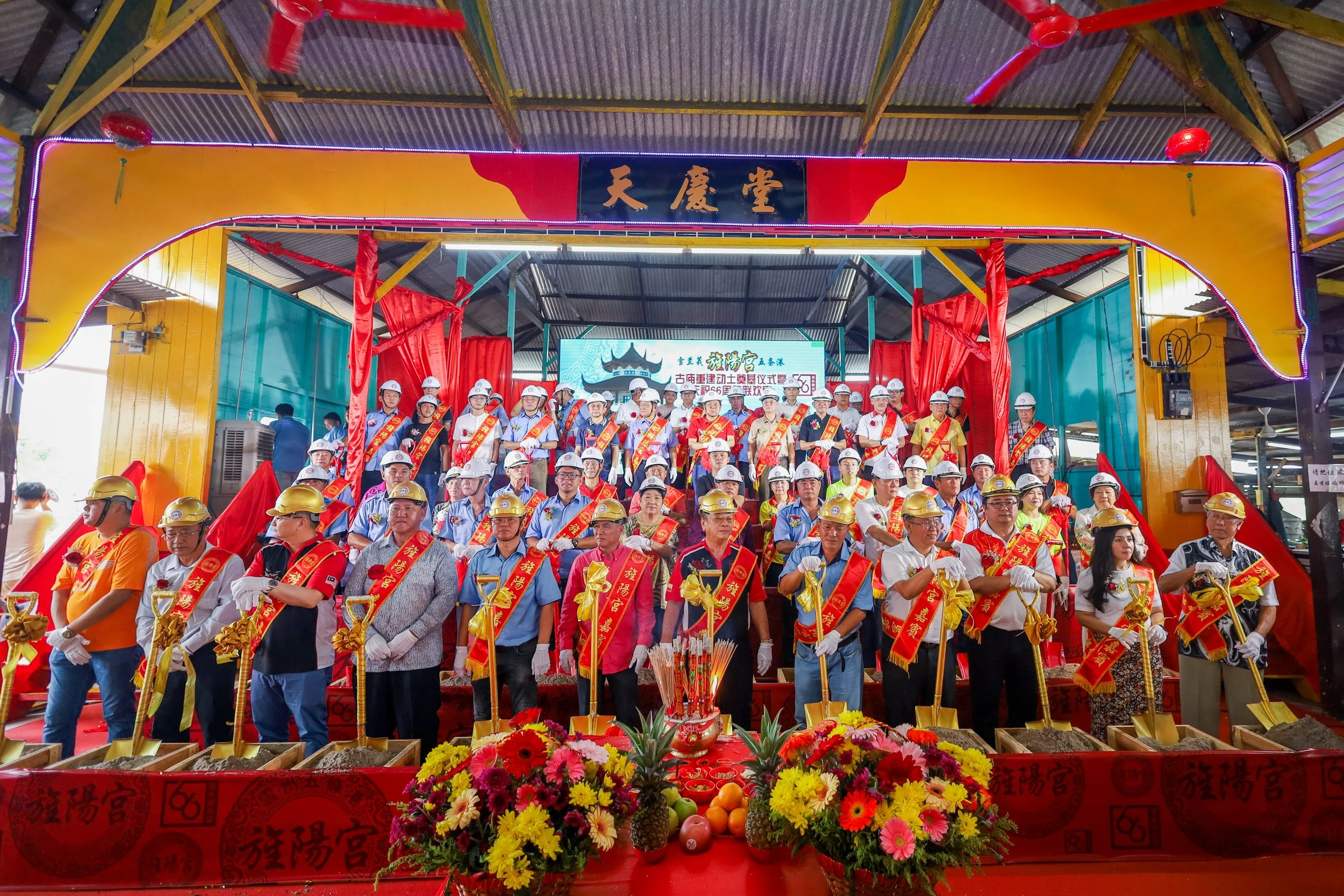 4.旌阳宫动土奠基仪式嘉宾（右起）大会名誉主席许天荫、Farmiera Group 董事长夫人、巴生新城区州议员YB柯鹏飞、班达马兰州议员YB梁德志、大会主席许德前、雪兰莪州滨海许氏宗亲会会长兼仙境山庄创办人许天成、马来西亚许氏总会总会长拿督斯里许金殿、大会总协调兼仙境集团董事经理许国栋、许明昌、大会名誉顾问拿督斯里蔡金城、筹委会主席许顺福以及许福兴。.jpg