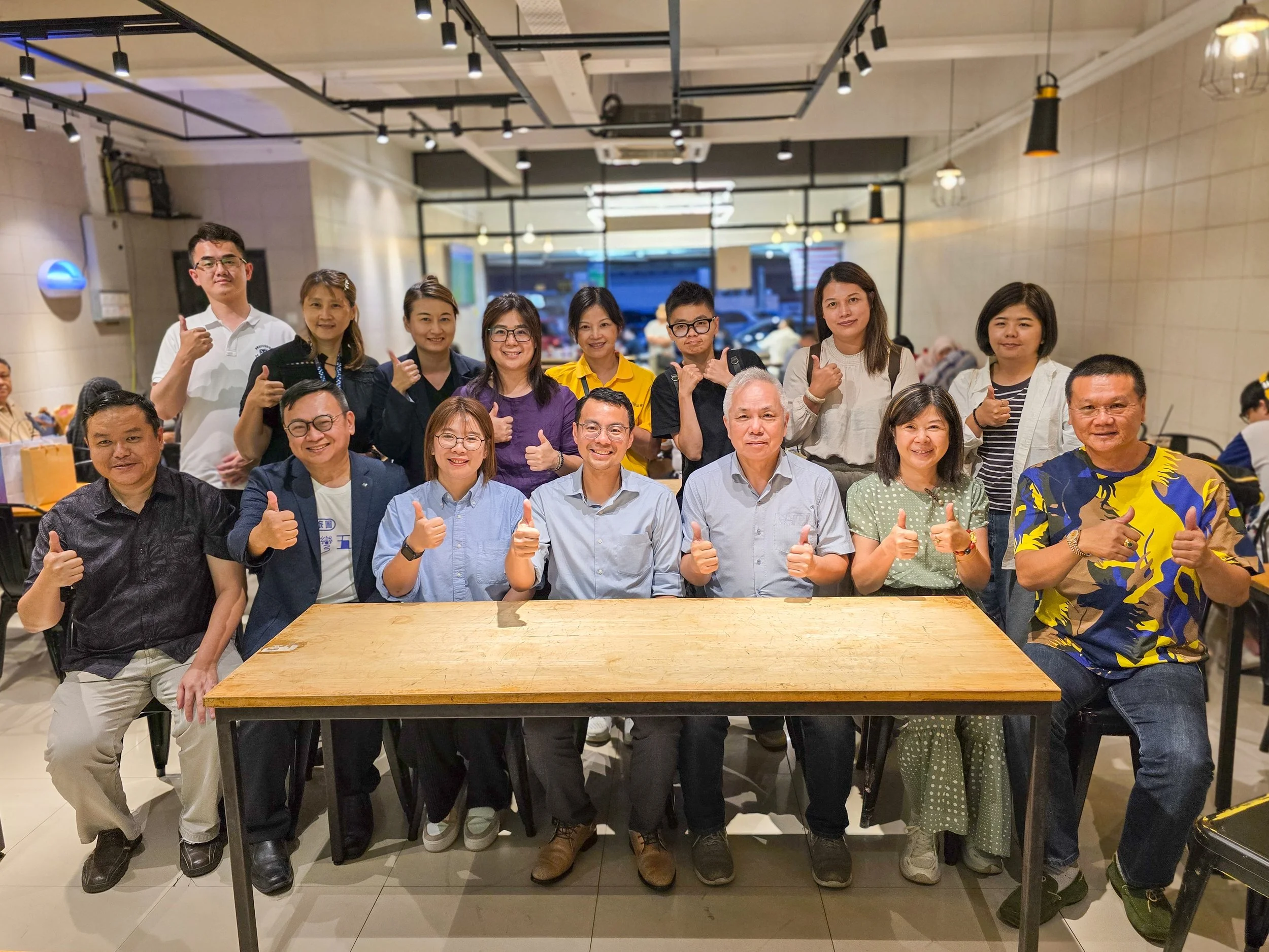 6.臺灣業者與八打靈再也國會議員李健聰（坐者中）深入了解 SS2 夜市文化.jpg