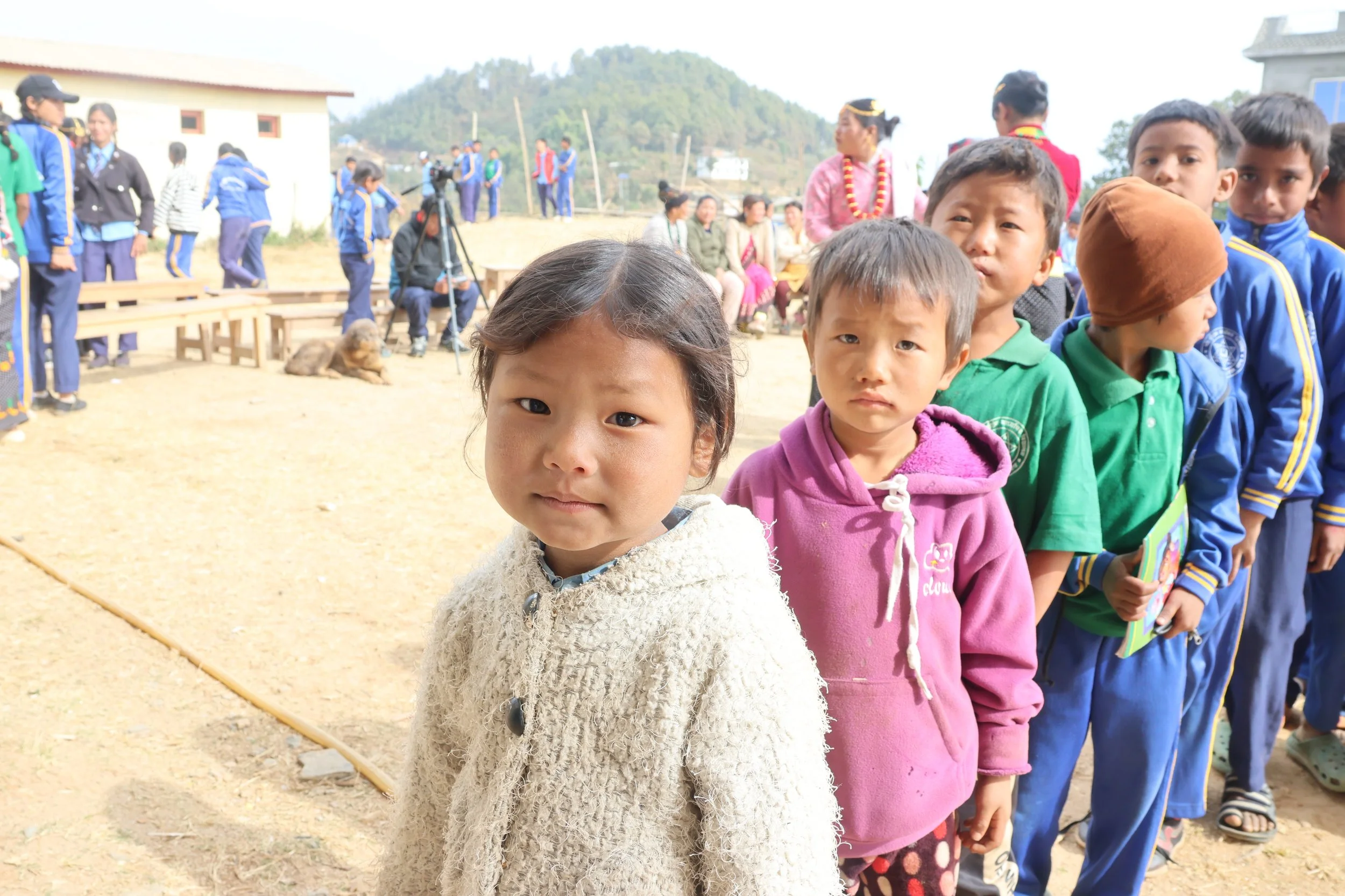 小朋友们天真活泼地笑着，但看到他们单薄的衣物，志工们不禁心疼.JPG