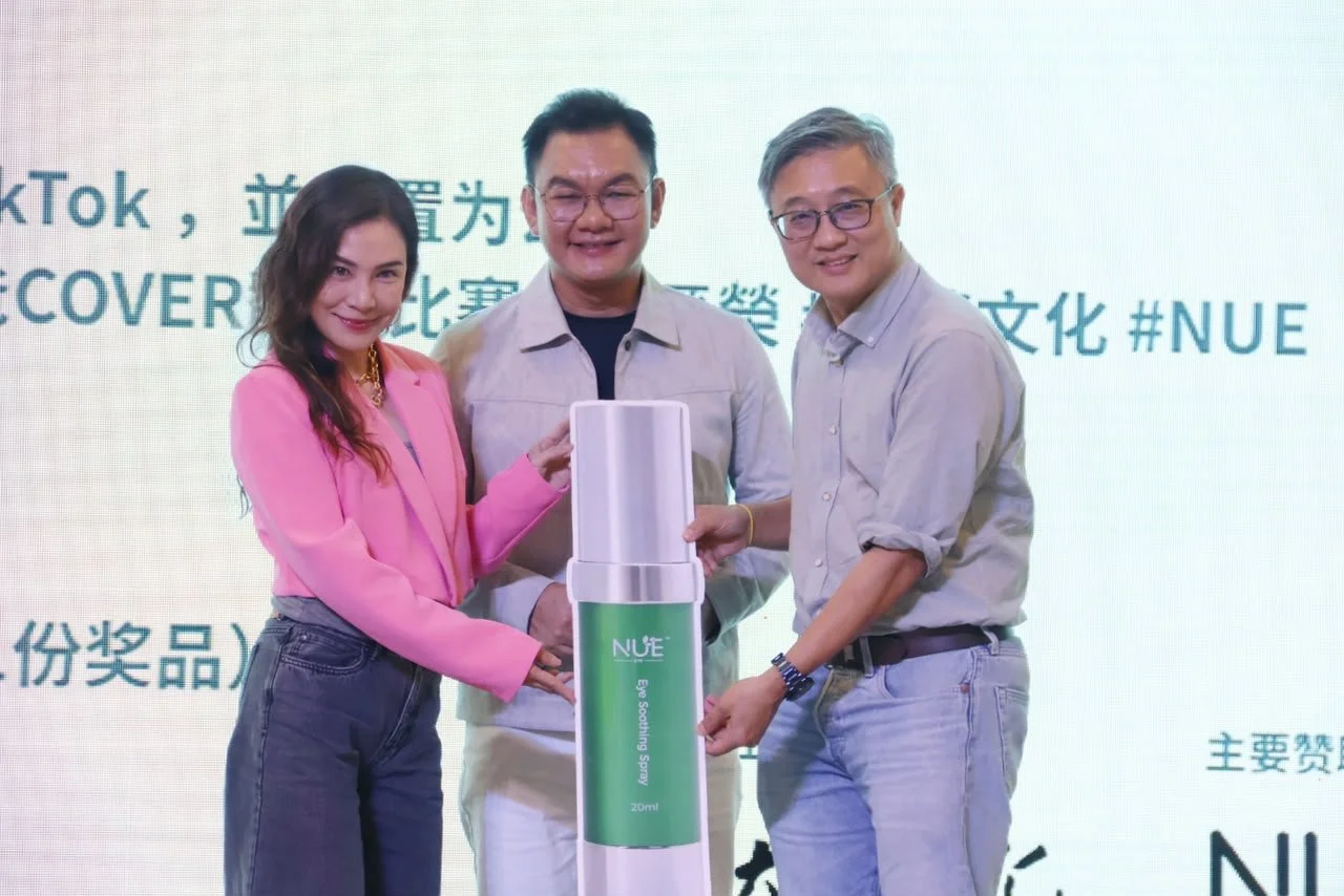 《写给天上的爸爸》Cover翻唱比赛正式开启。左一为主要赞助NUE眼睛舒缓喷雾代表，帝思奇形象代言人萧伊婷.jpeg