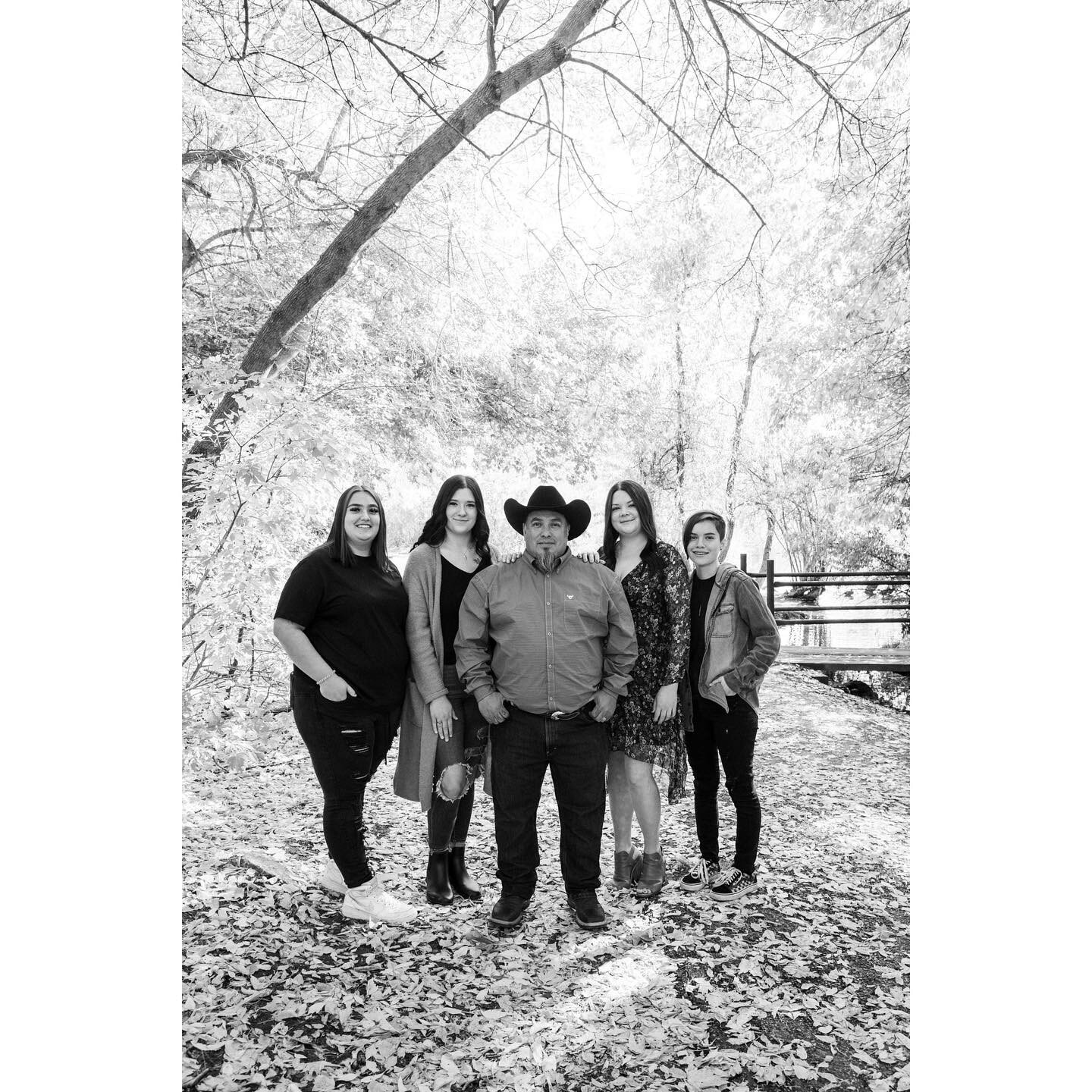 Ain&rsquo;t nobody messin&rsquo; with this family💥
.
First need to show off this amazing family and then I have some UPDATES for you all!⬇️
.
I&rsquo;ve been close to this family for a few years now and all of them are just as bad*ss and loving as t