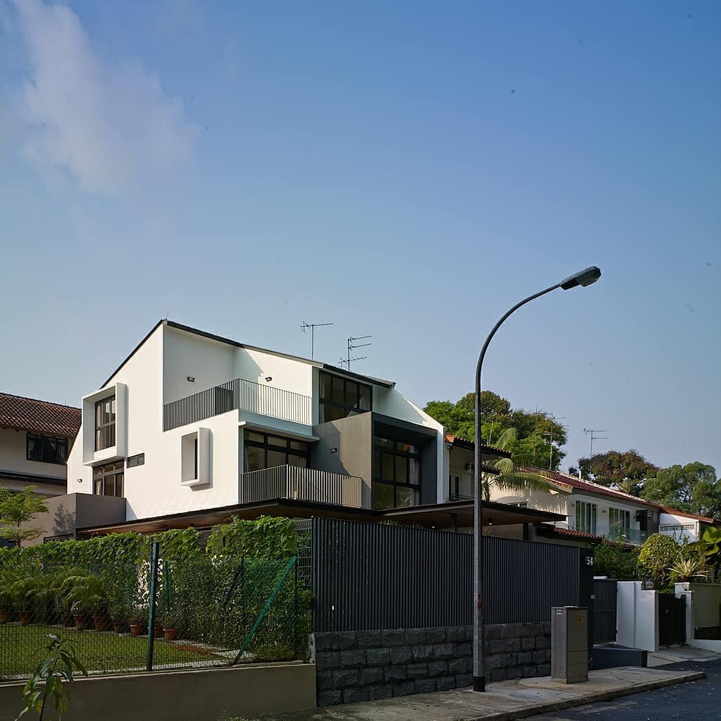 An economical reconstruction of an old semi-detached house, the new additions at Sejarah House was staggered such that every room had an external terrace to enjoy the lush greenery which fronts the home.

The house has since been lease out for the pa