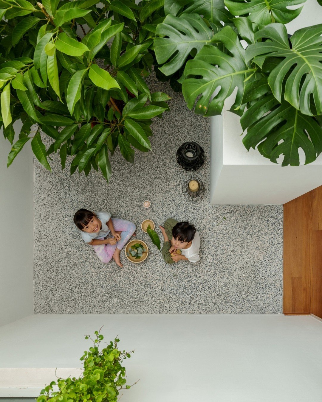 The attic rooms at the Bukit Timah Shophouse are well-lit and ventilated via the central courtyard and a new dormer window, providing green relief and opening up the sense of space for the tiny rooms with low headroom.

Photos: @chuan.visuals

#thede