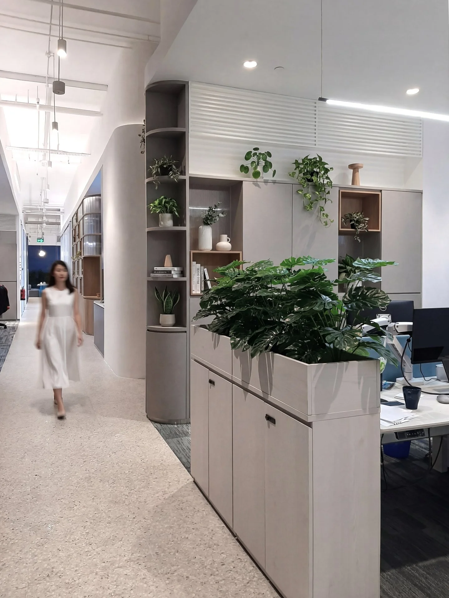 The brand identity of Biomed Global carries through fluidly across the office, with the bold blue-toned surfaces and the organic forms defining the key circulation routes as well as the semi-public and private work zones.

Build: @choassociate

#thed