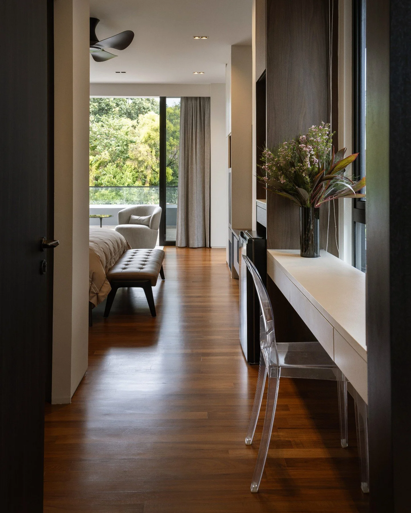 The Master suite at Skyville is designed as a garden terrace villa raised off the ground for optimal privacy. A personal wellness retreat to end the day, the suite includes jacuzzi within indoor comfort while still enjoying a tropical environment.

P