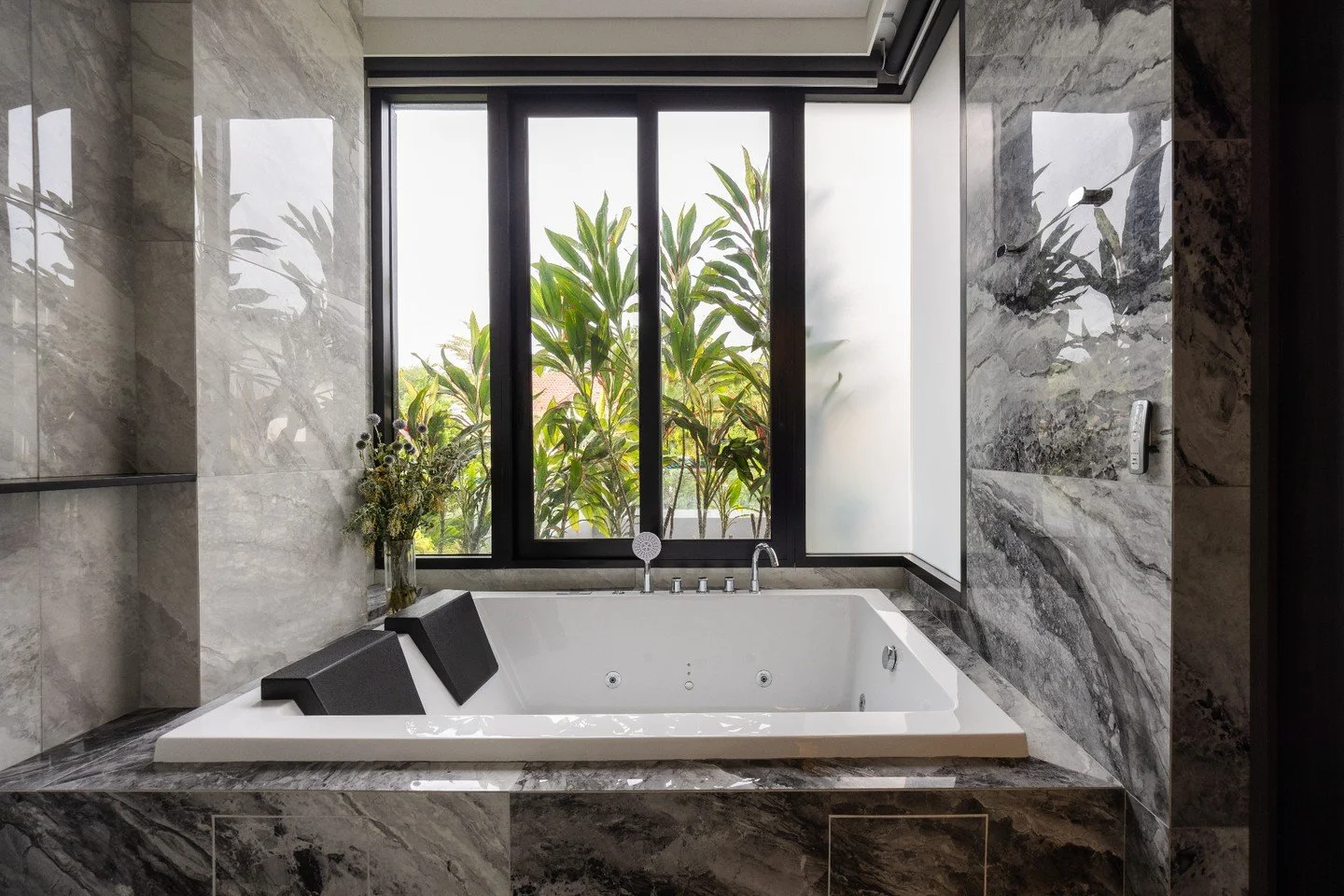 Bathrooms at Skyville provide a luxury wellness experience for guests and home owners, within indoor comfort while still enjoying a tropical environment.

Photos: @finbarrfallon

#thedesignabode #skyville #tropicalmodern #tropicalarchitecture #tropic