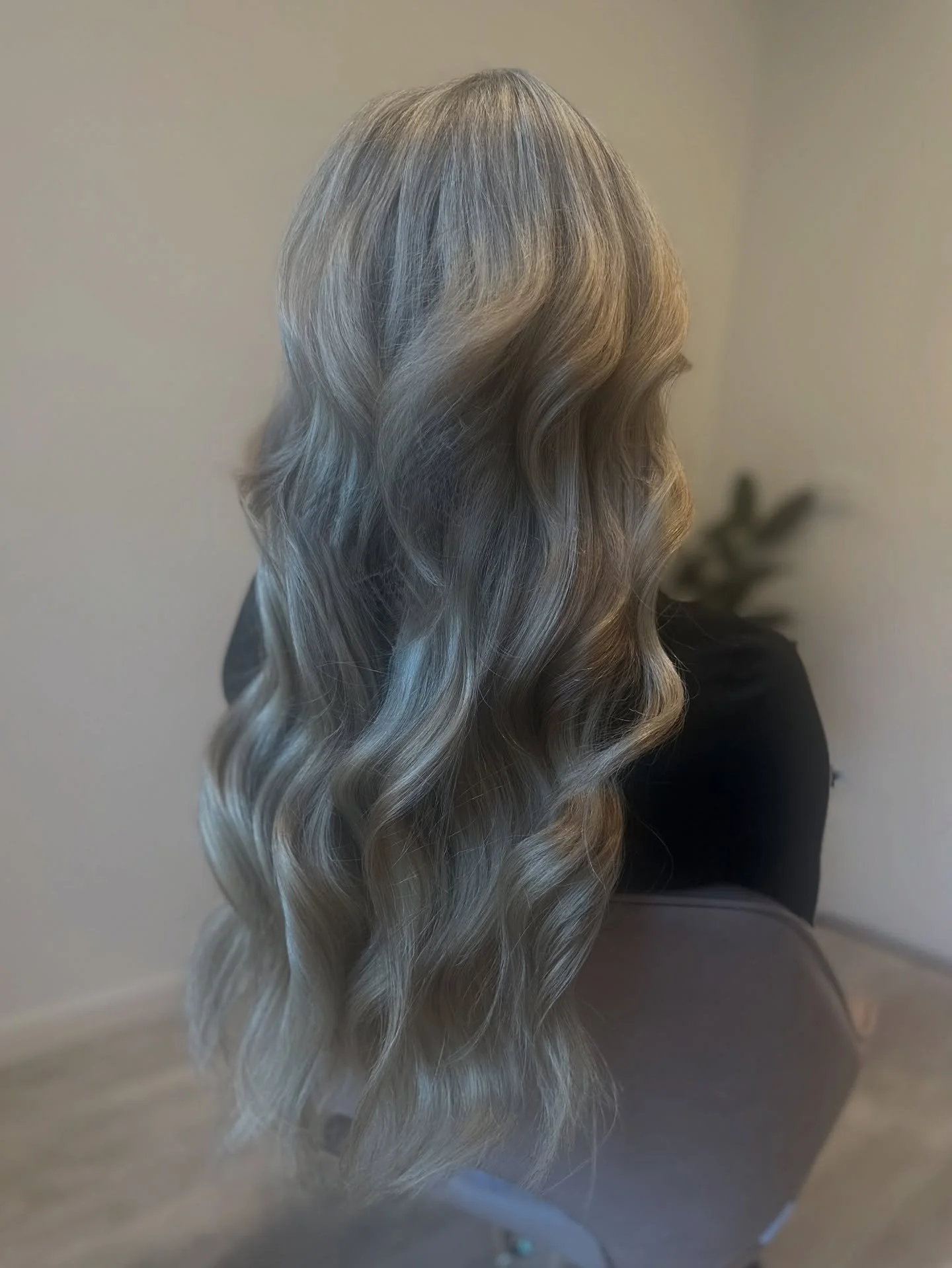 Late night lighting killing me 😫, but this transformation is too good to keep to ourselves
This client loves her hair long &amp; luscious.
Previous set of extensions replaced after 9 months.
200grams miracle wefts / 3 rows.
