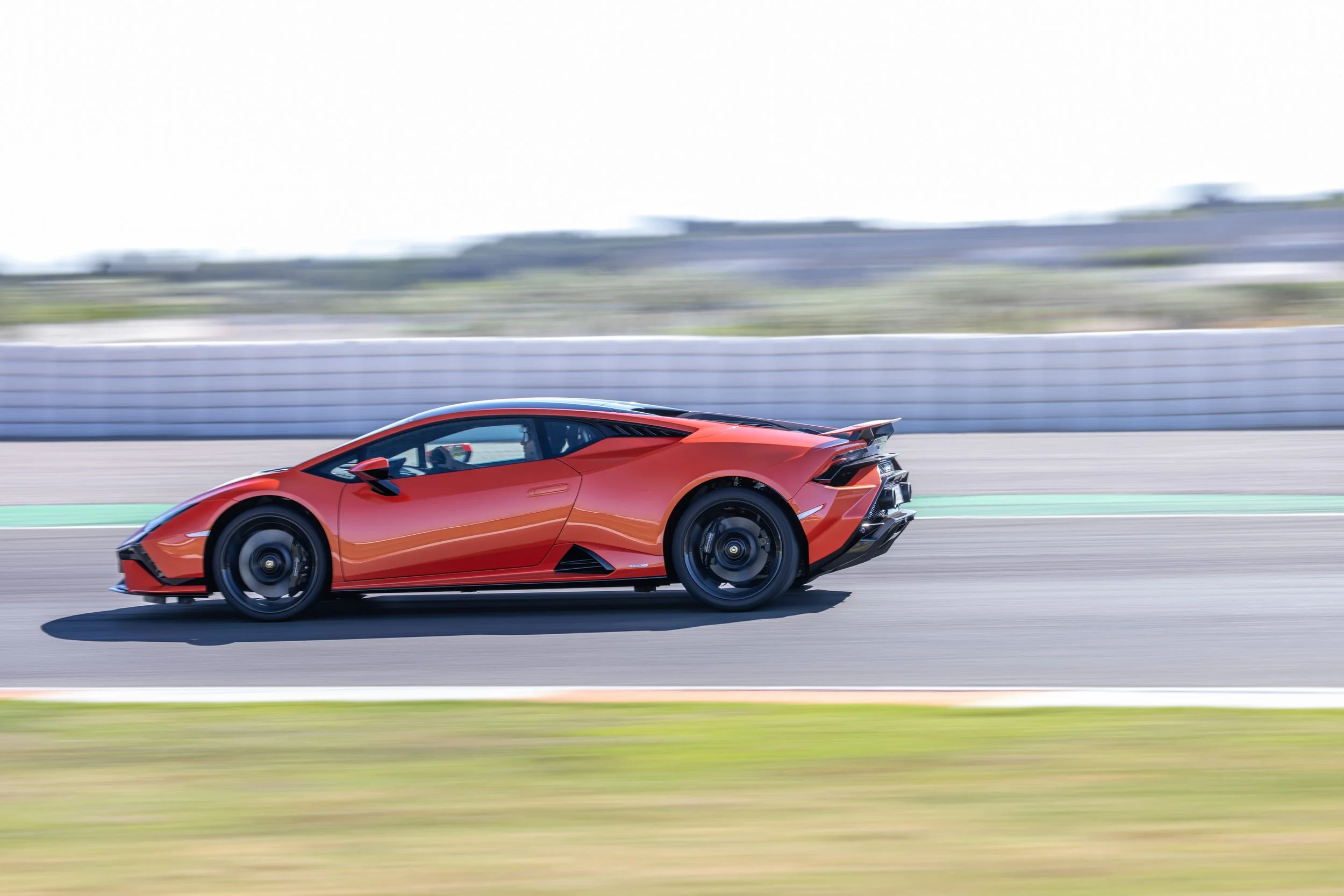 2022-lamborghini-huracan-tecnica-105-1657303966.jpg