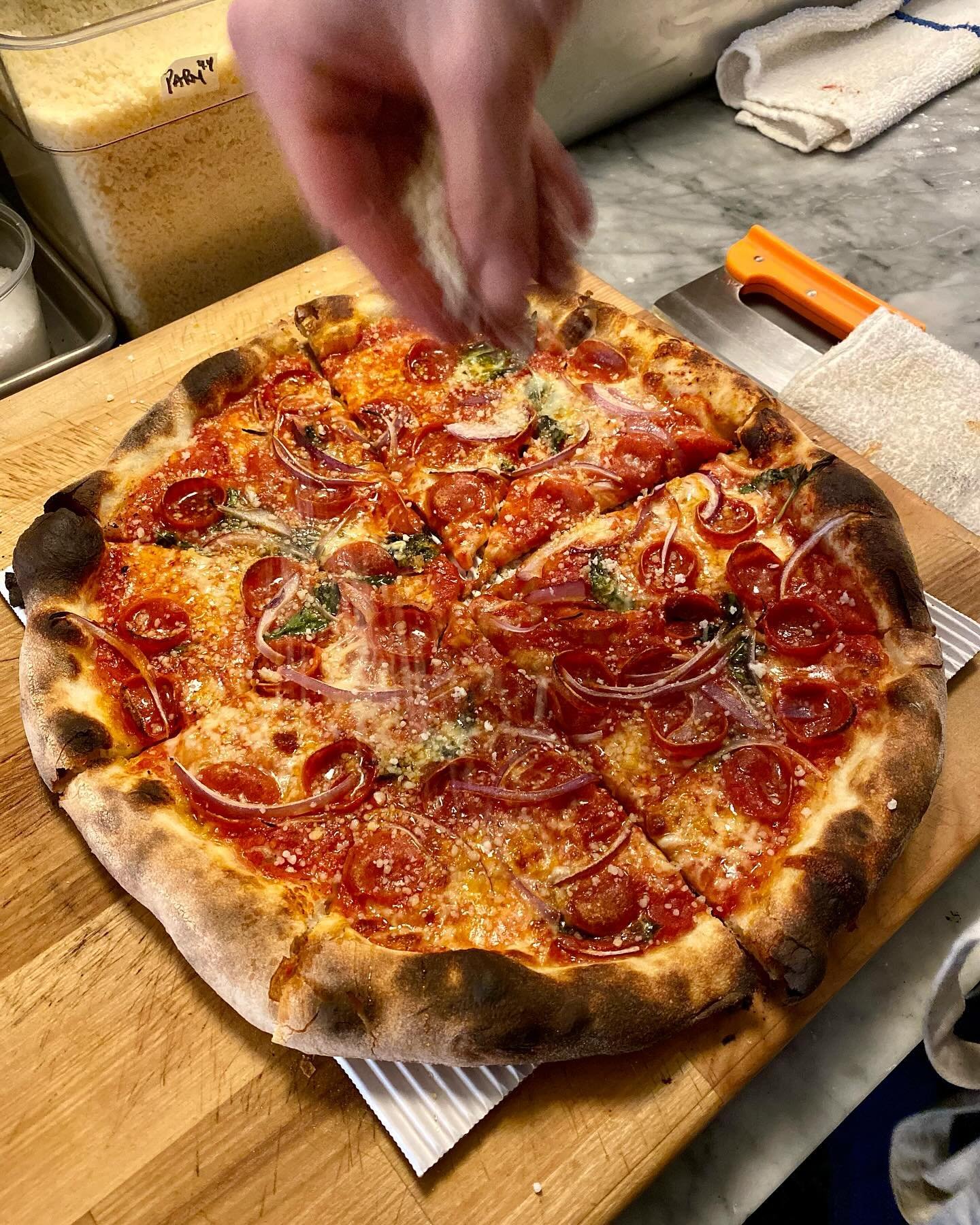 Happy Wednesday!

Here&rsquo;s a pic of a Margherita with peps and onions to get you through the work day.