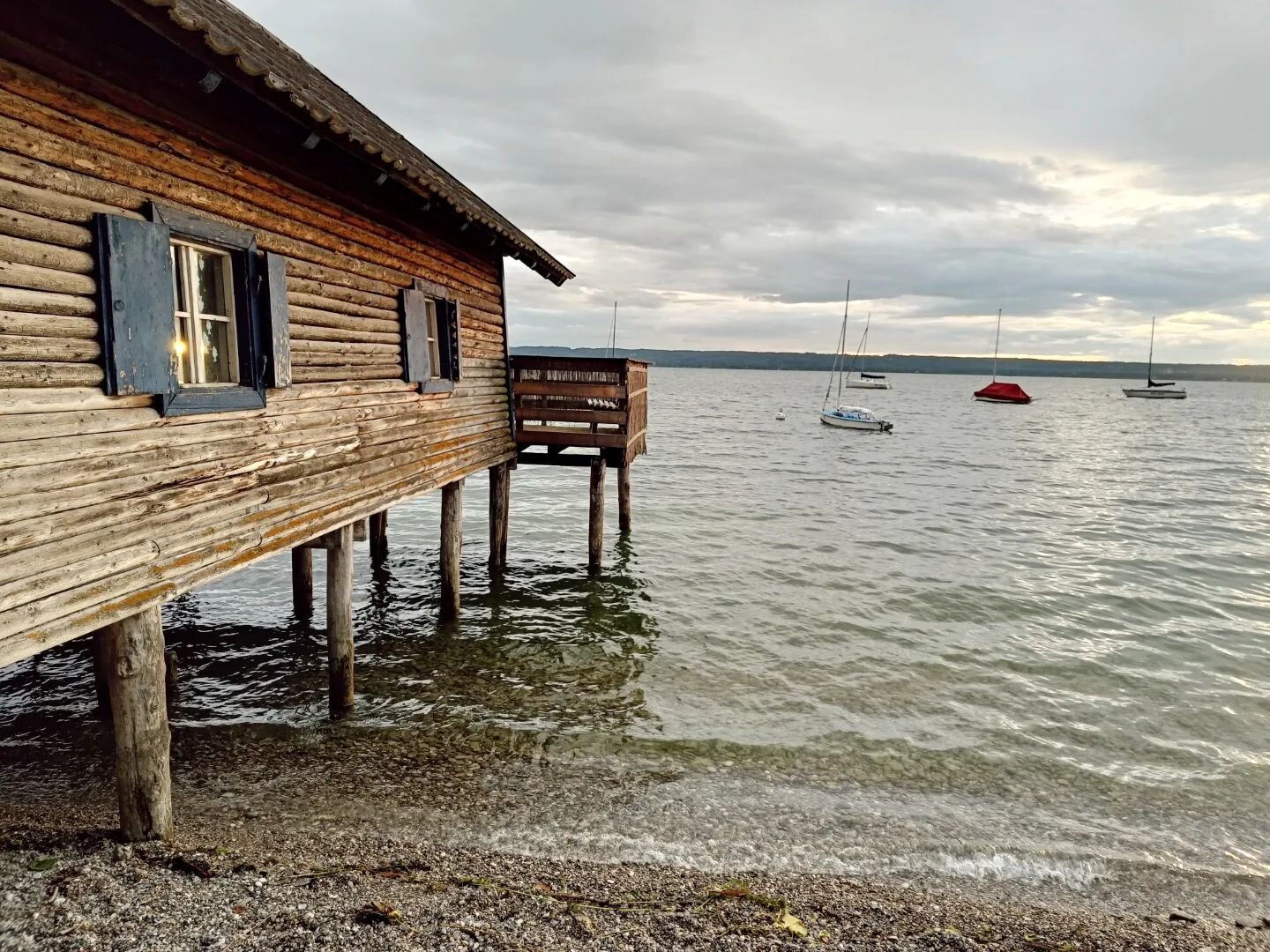 📍Ammersee, 20/08. Gloomy weather, glorious sunset. Also, beer. Happy potatoes 👌
.
.
.
 #vanlife #travelgram #roadtrip #eurotrip #ammersee #happycampers #lakeview #fiatrapido