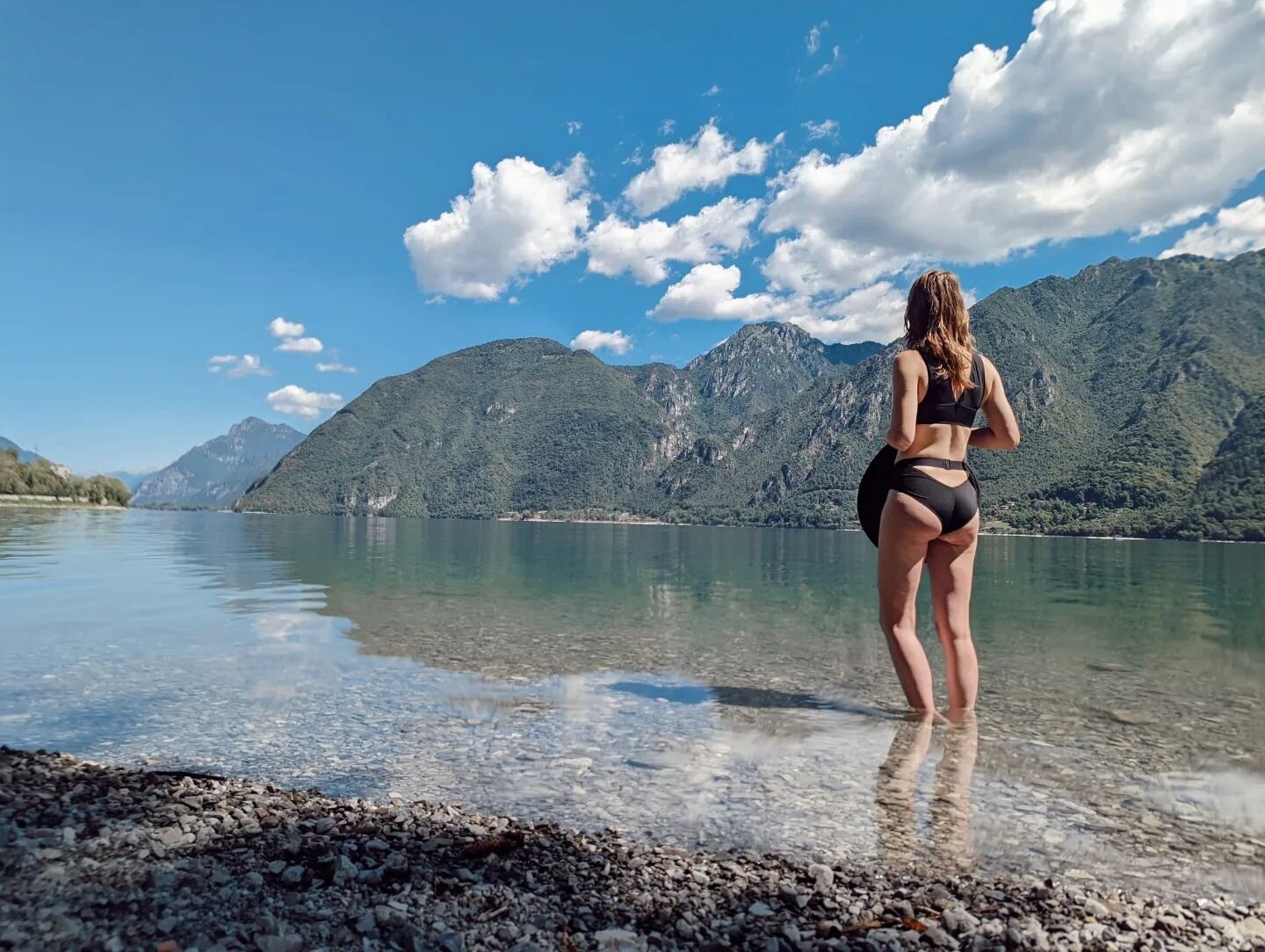 La fille d'idrO. 
(Alternative title: what happens when @defaggie reads the map wrong and drives to an entirely different lake 🤷&zwj;♀️)
.
.
.
#gardawho #dontknowher #allesgoedhier #ciao #paktdatwehierblijven #lakeview #italianlakes #vanlife #happya