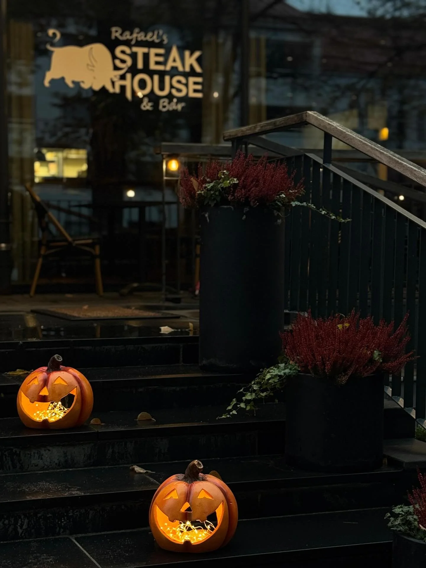 Porvoo pukeutuu tänään Halloween-tunnelmaan! 👻
Kaupungin vilinän ja tapahtumien jälkeen suuntaa meille nauttimaan illasta kynttilänvalossa. Hyvä ruoka, viini ja tunnelma takaavat täydellisen päät&oum