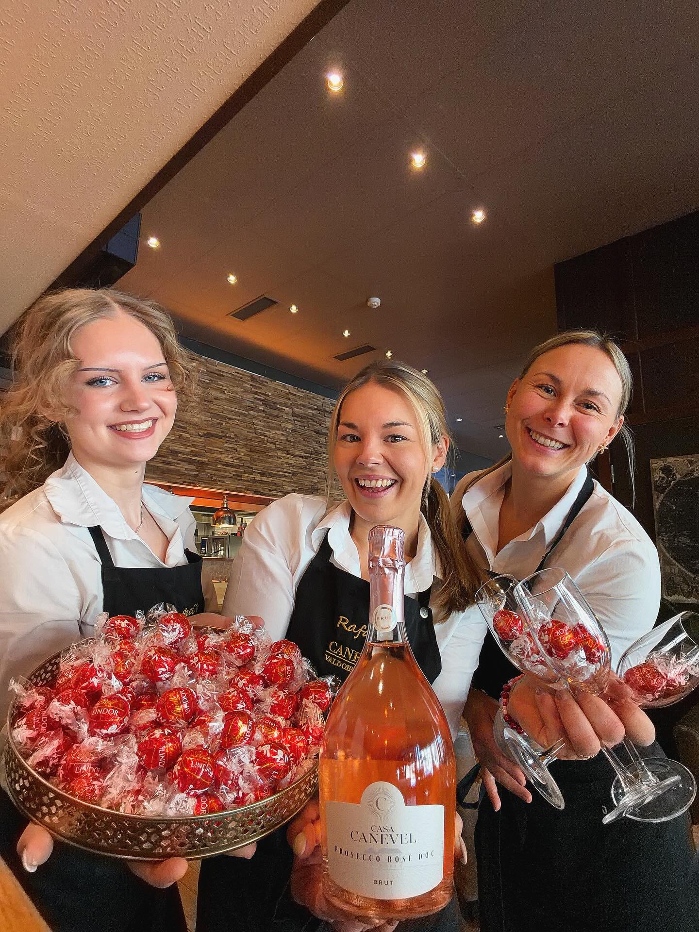 Huomenna juhlistetaan yst&auml;v&auml;np&auml;iv&auml;&auml;, ja siit&auml; suunnataan pikkuhiljaa kohti hiihtolomaviikkoa🤎
Olemme avoinna normaalisti, joten varaa p&ouml;yt&auml; ajoissa ja varmista paikkasi. Yst&auml;v&auml;np&auml;iv&auml; on t&a