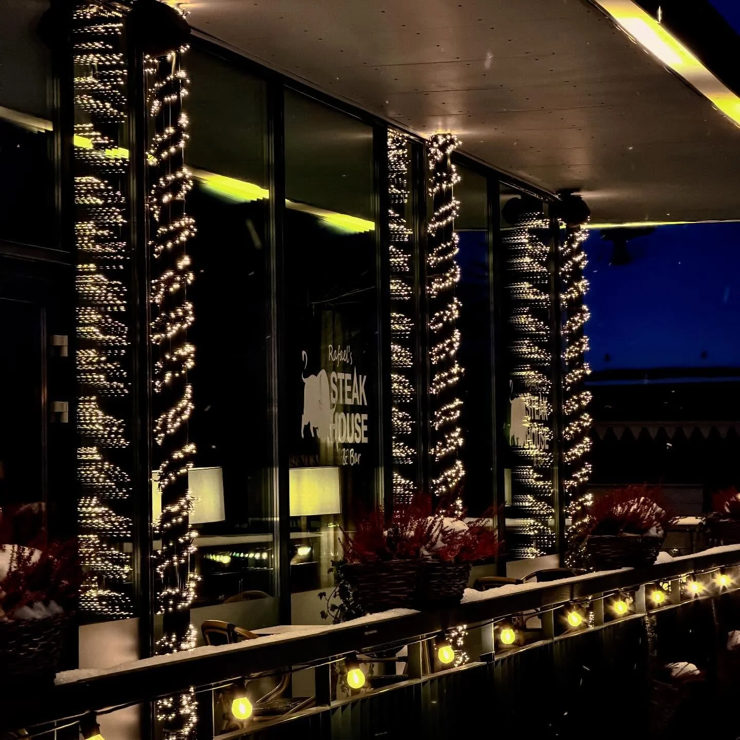 Valot, Porvoo ja t&auml;ydellinen illallinen. ✨
Porvoon Valot viikonloppuna 6.-7.2. kutsumme sinut nauttimaan l&auml;mpim&auml;st&auml; tunnelmasta ja maukkaista annoksista  Rafael&rsquo;sissa.
Varaa p&ouml;yt&auml; k&auml;tev&auml;sti kotisivuiltamm