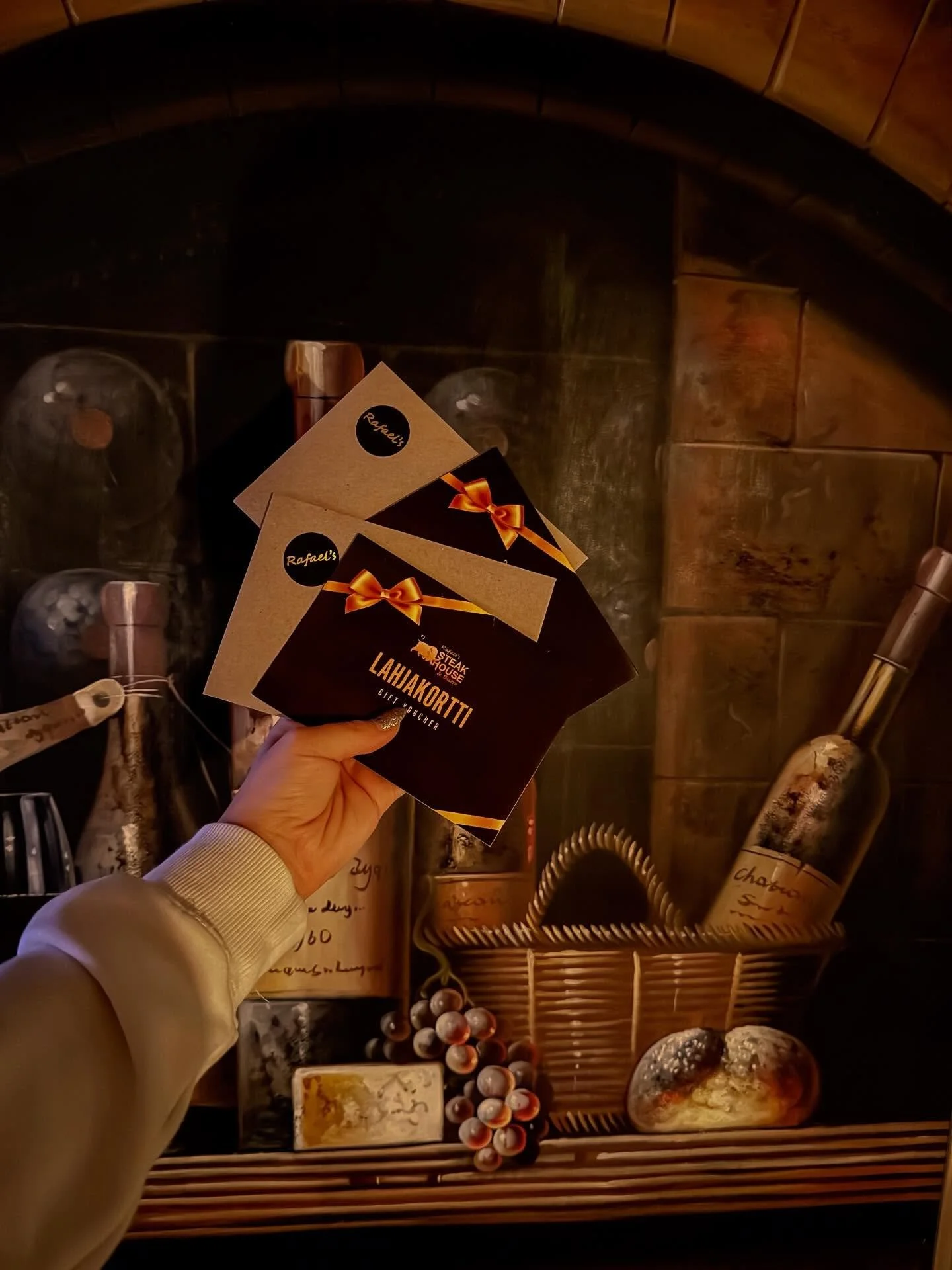 Arvonta on p&auml;&auml;ttynyt.

Yst&auml;v&auml;np&auml;iv&auml;&auml; vietet&auml;&auml;n jo kuukauden kuluttua ja se kuuluu rakkaalle, parhaalle yst&auml;v&auml;lle tai molemmille t&auml;&auml;ll&auml; talvisessa Porvoossa, kynttil&auml;nvalossa j