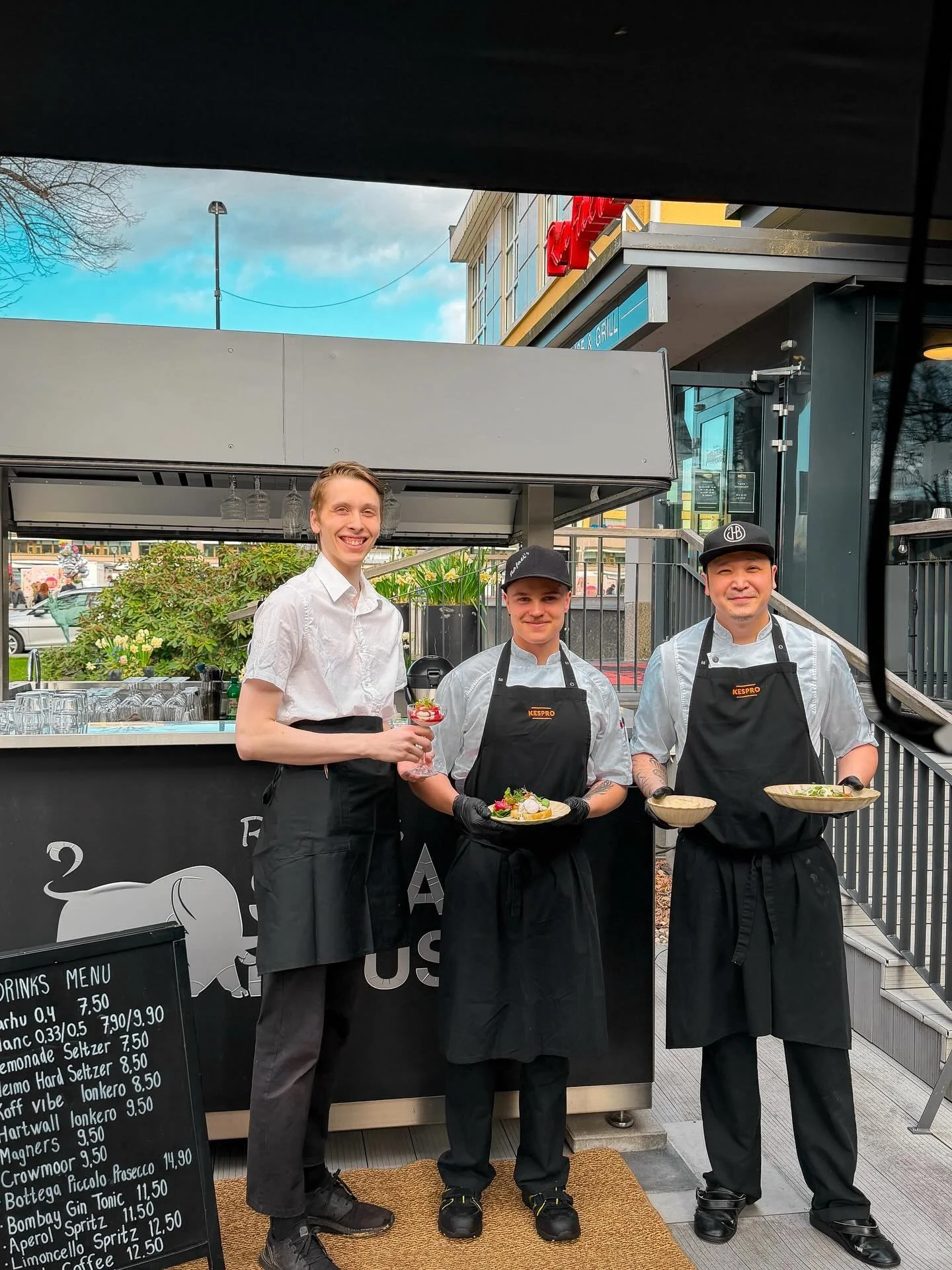 Kes&auml;terassi on virallisesti korkattu 🥳

Vappuna tarjoillaan hyv&auml;&auml; ruokaa, kylmi&auml; juomia ja rentoa tunnelmaa, just niin kuin pit&auml;&auml;kin 😌
Nappaa kaverit mukaan ja tulkaa nauttimaan kev&auml;&auml;st&auml; meid&auml;n tera