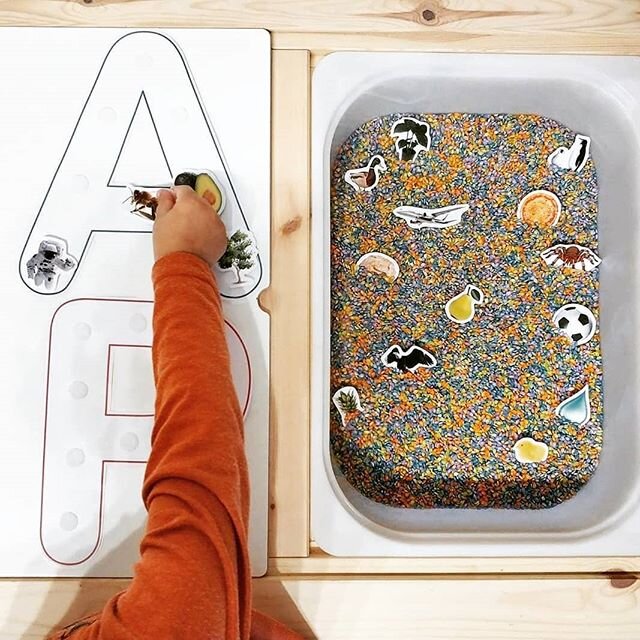 Literacy is one of my fave areas to teach in therapy!!! Look at this fun activity idea by @trasteando_a_dos! The sounds associated of the letters are more important for your child to learn, rather than the name of the letter. These are called phoneme