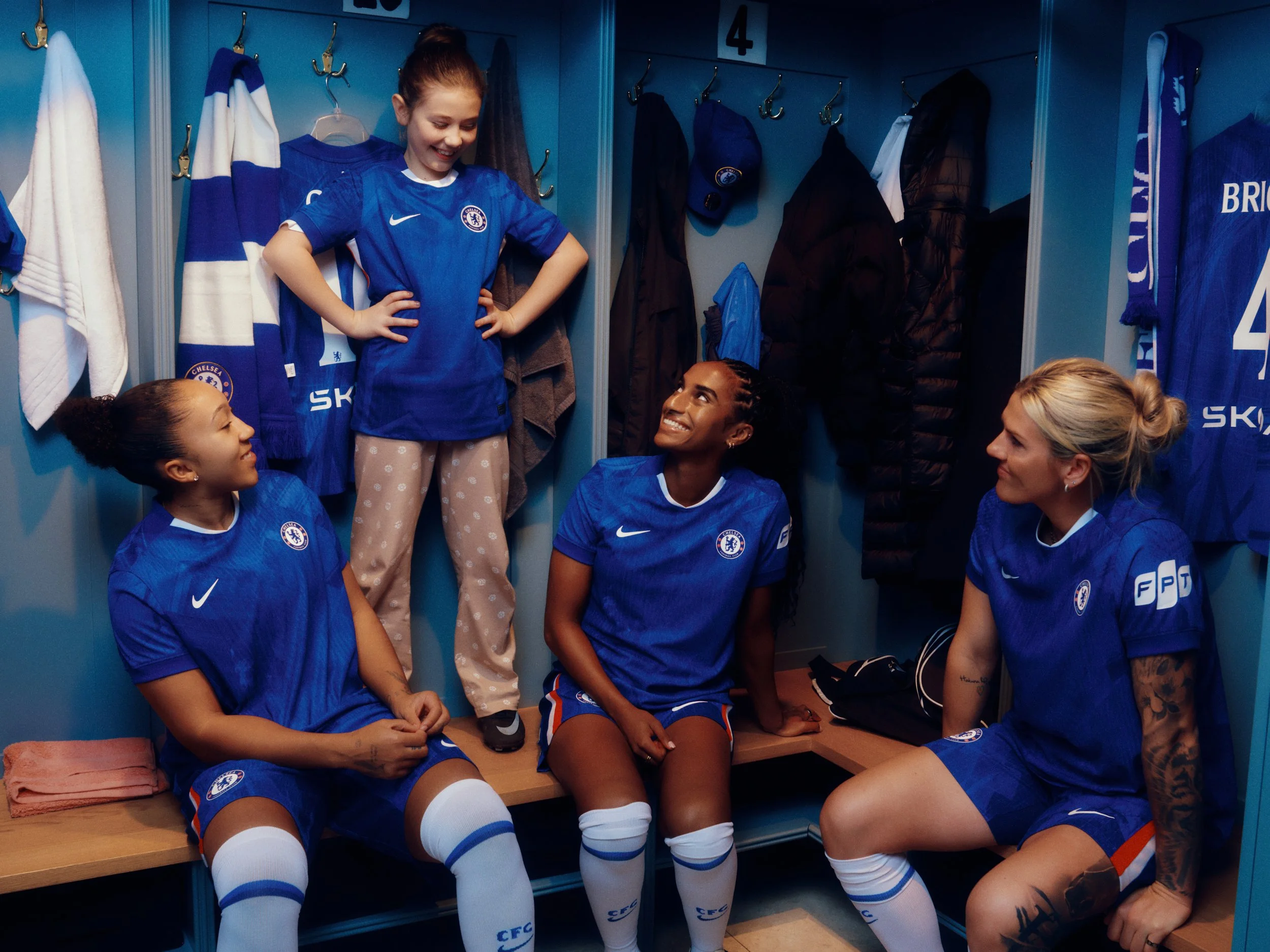 TDA173 CFC_CHRISTMAS_TMOB_D2_LOCKER_ROOM_PLAYERS_008.jpg