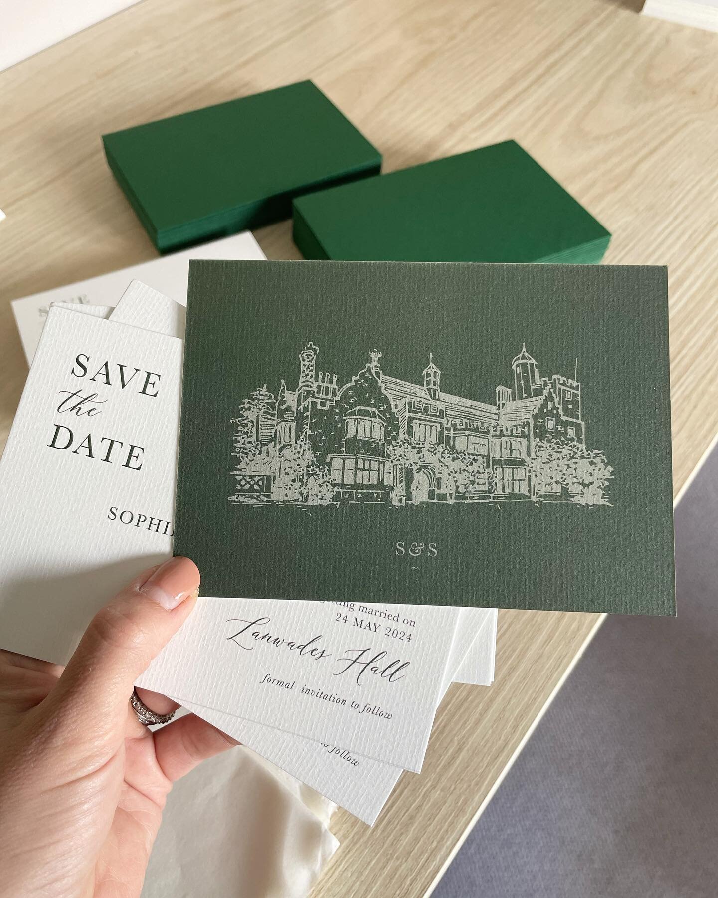 Parcelling up these beauts to go out today ~ Marlie save the dates in forest green with matching envelopes. Hand drawn illustration of @lanwadeshall featuring on the reverse.
&bull;
#handdrawn #venuesketch #venueportrait #venue #venueillustration #fo