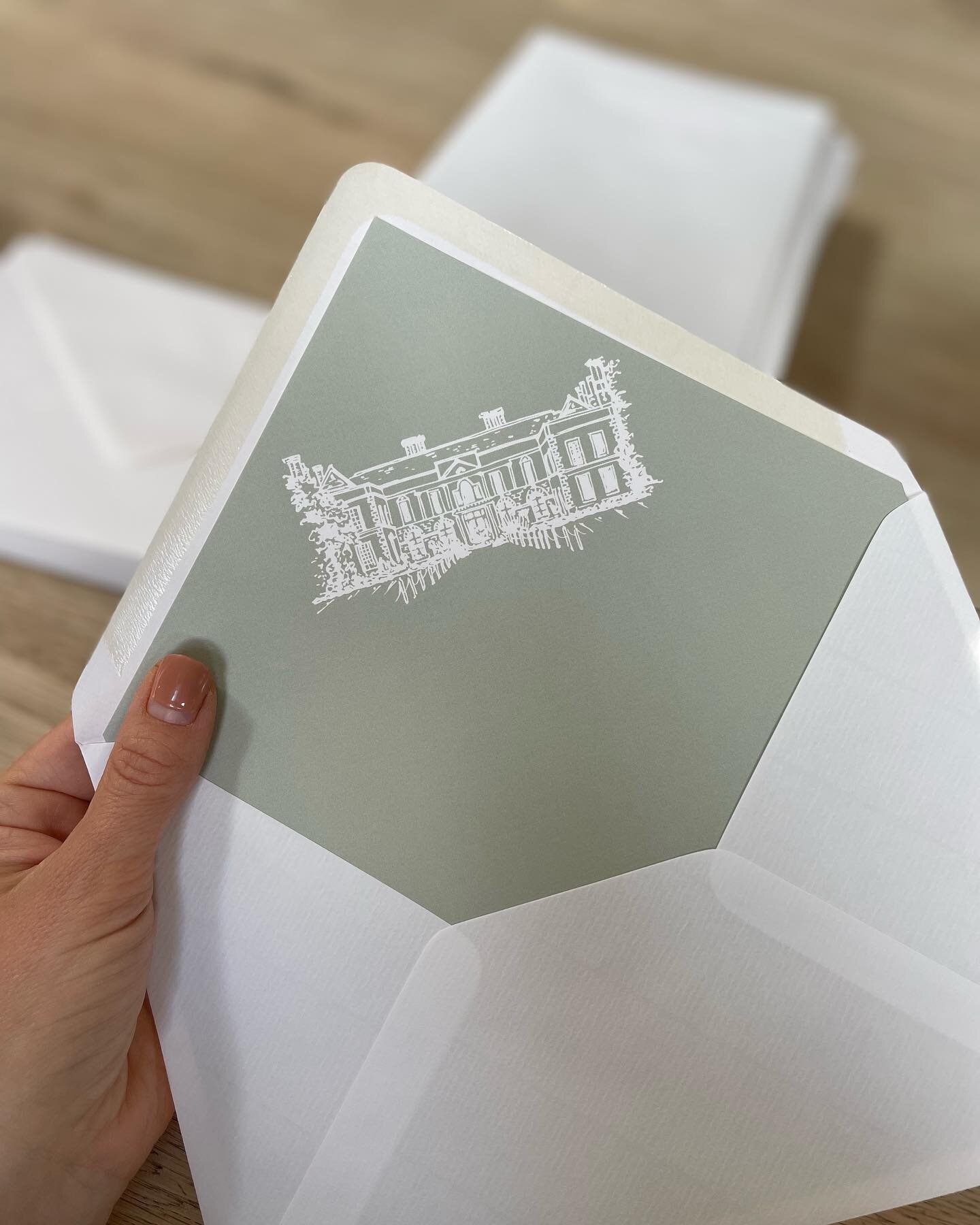 The finer details 👌🏼 My hand drawn sketch of @hintleshamhall used as a pretty sage green envelope liner, on matching premium off-white Laid stock. A beautiful finishing touch ✨
&bull;
Every couple has different budgets &amp; requirements which is w