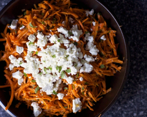 karottensalat mit minze und feta  