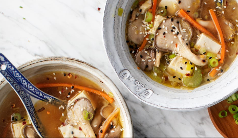 asia-suppe mit austernpilzen