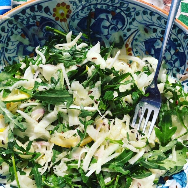 rucola mit zitrone &amp; fenchel