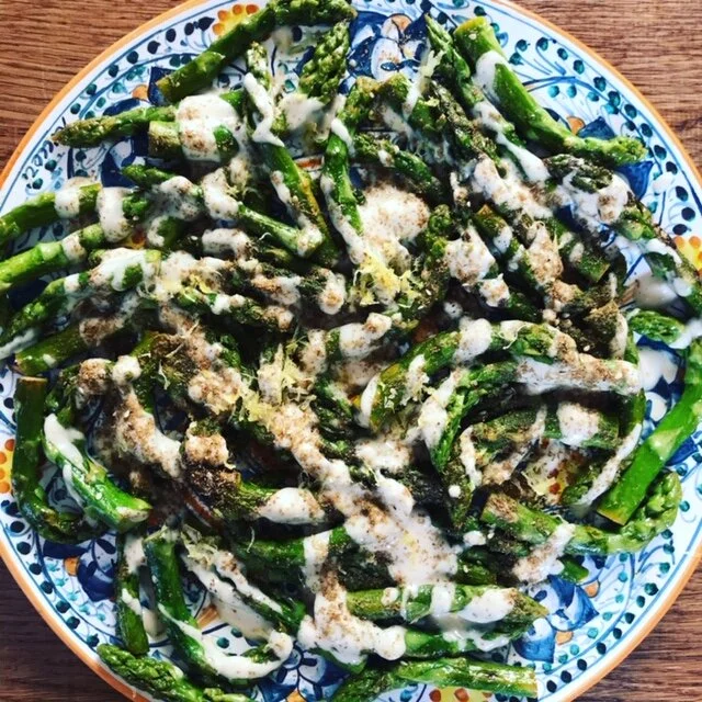 gerösteter spargel mit tahini