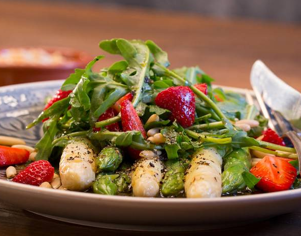 spargel-erdbeer-salat