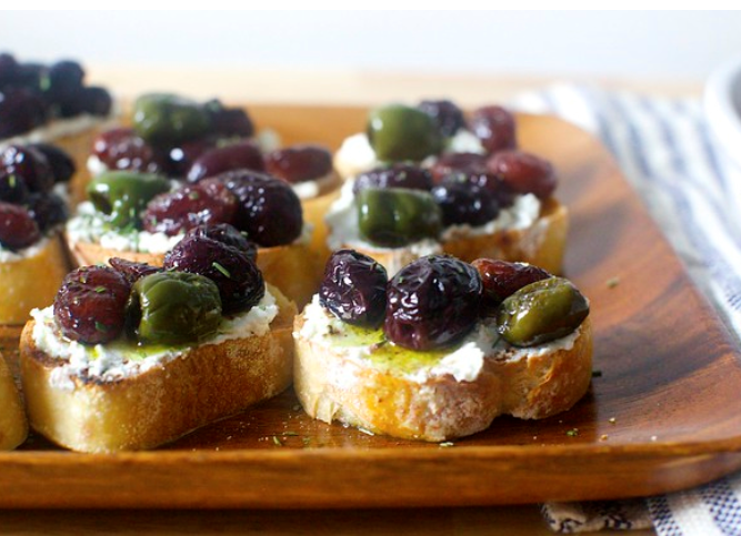 crostini mit trauben &amp; oliven