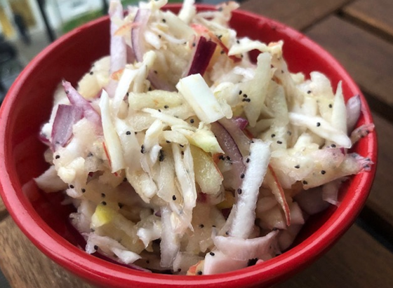sellerie-apfel-salat mit mohn