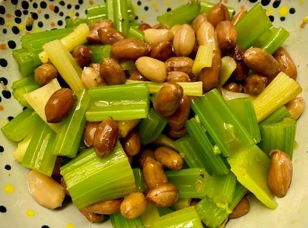 selleriesalat mit erdnüssen