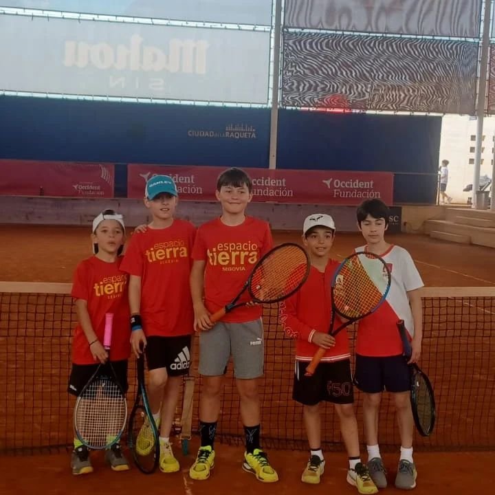 Ya sab&eacute;is que uno de nuestros valores  principales  en Espacio Tierra es el deporte en equipo y este mes  de Marzo nuestros alumnos lo han demostrado participando 👨&zwj;👨&zwj;👧&zwj;👧 en la Xpress Tennis Cup de Madrid donde han conseguido m