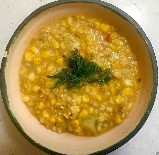 We had 6 ears of fresh corn that needed to be used so I made corn chowder! It was so tasty 😋 .
.
I based it off of a recipe from @loveandlemons but made some substitutions based on what we had. These days it&rsquo;s all about being flexible and adve
