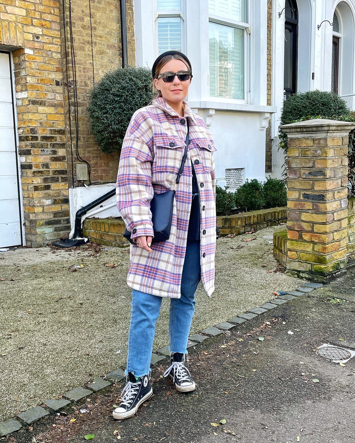 Anyone else keep forgetting it&rsquo;s February and getting annoyed when it&rsquo;s not actually hot outside, just sunny? 😂 [gifted shacket] 
.⁣
.⁣
.⁣
.⁣
.⁣
#fashionblogger #fashion #midsizestyle #midsizestyleblogger #midsizelife #midsizemodel #mids