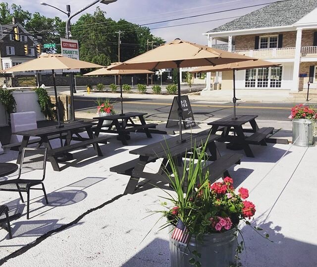 CJ&rsquo;s has umbrellas! ☀️ Enjoy your outdoor dining in the shade!
#gettysburg #foodtruck #outdoordining