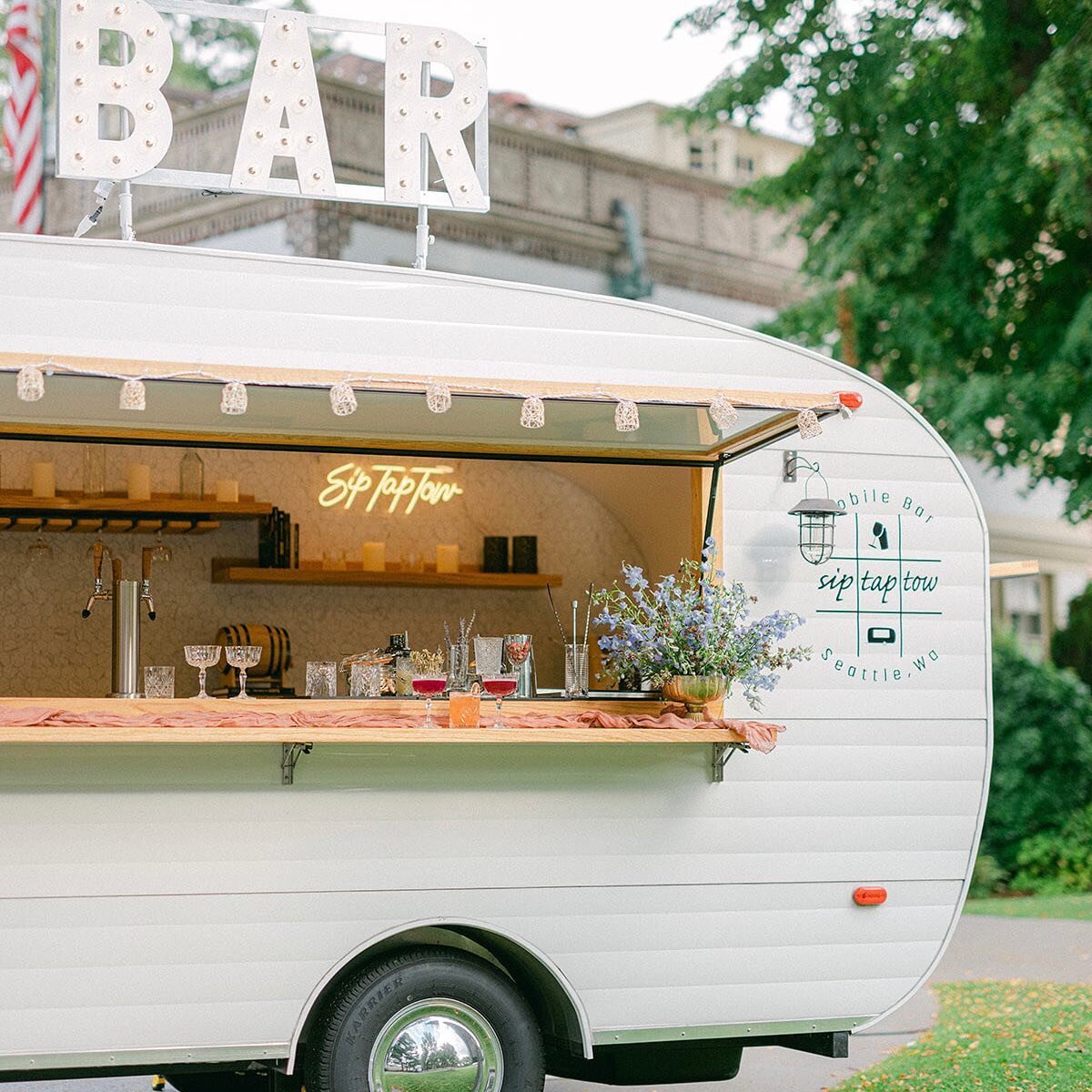 Check out Roxanne and Gary&rsquo;s Nomad 14 mobile bar! 

👉👉@siptaptow