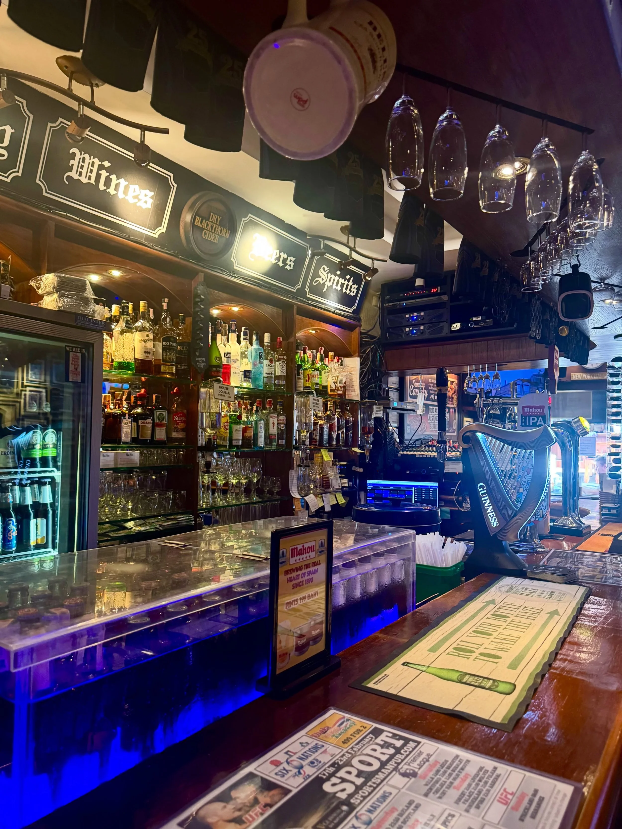Dropped into @sportsmanpattaya for a late dinner, pint of Guinness and  some wifi for the computer. Sportsman Pub is a Pattaya institution.