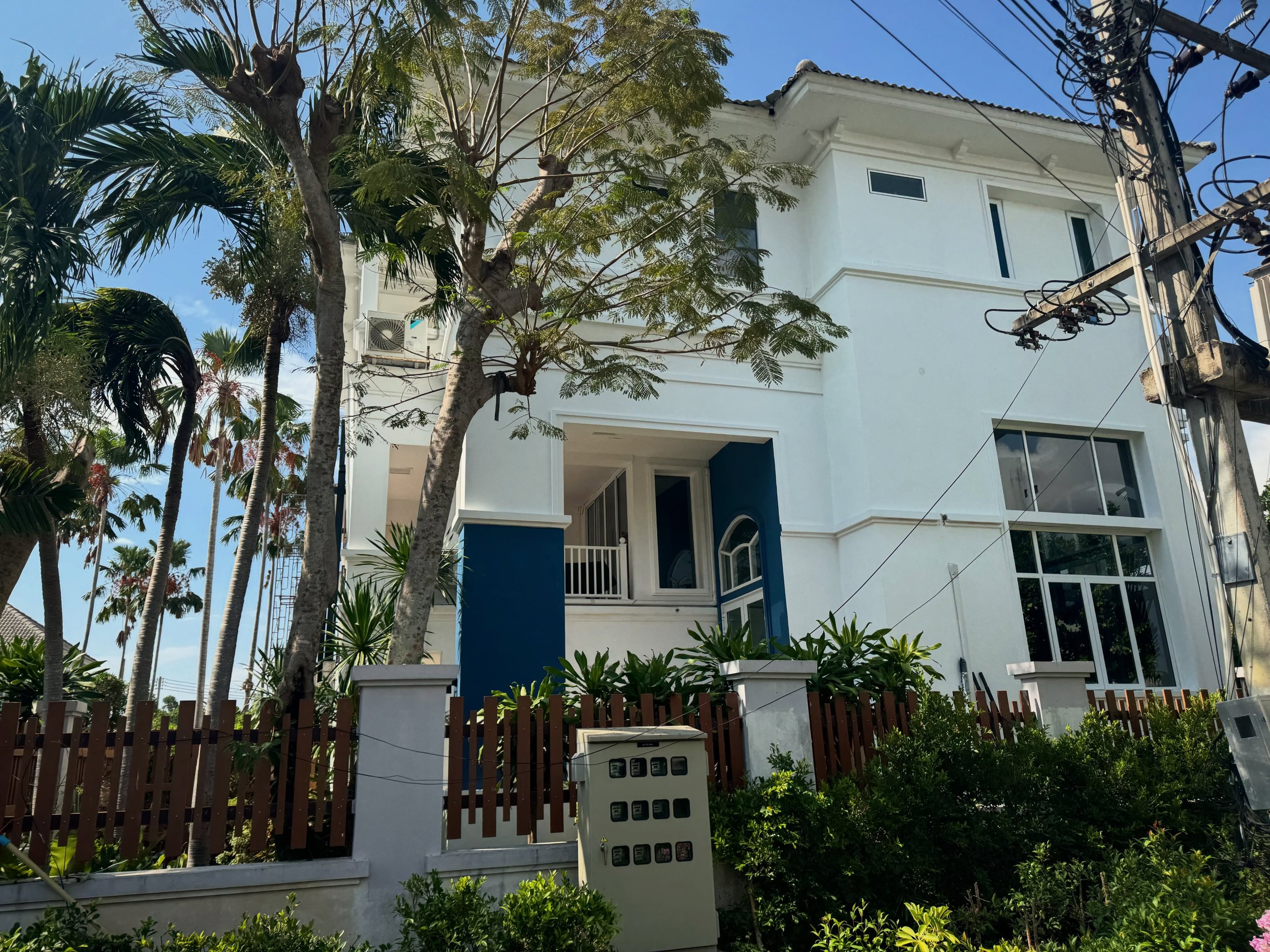 Na Jomtien Beach Villas - a good agent can find you one for 35,000 to 65,000 baht per month.(annual lease).