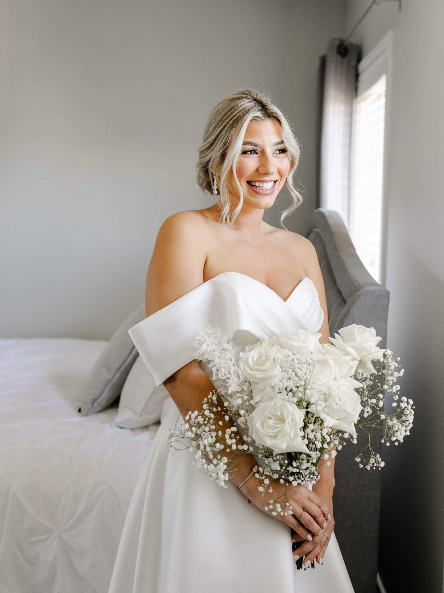 Im honestly shocked I&rsquo;ve never asked this before, but which photo are you more drawn to? 

I had a bride once that wanted her WHOLE wedding album in black and white. Can you blame her?🤷🏻&zwj;♀️ There is just something about black and white ph