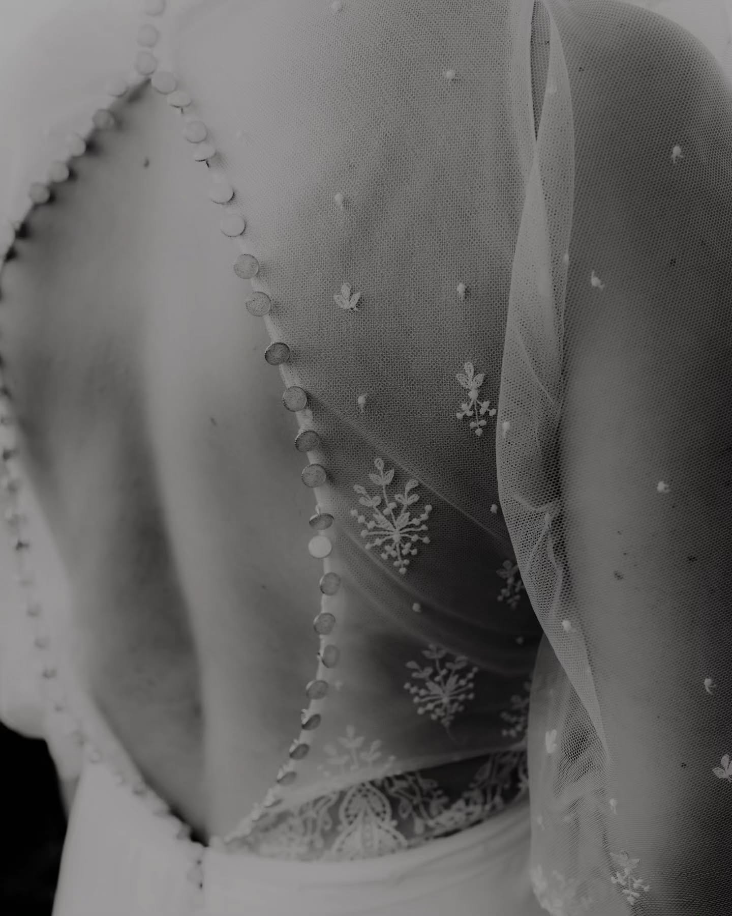 Le romantisme de ces d&eacute;tails...🤍

@julietteflambard et ses mains de f&eacute;e 🪡

#photooftheday #weddingphotographyservices
#dressoftheday #weddingdress #photographedemariage #weddingphotography #mariagecentre #sancerre #centrevaldeloire #b
