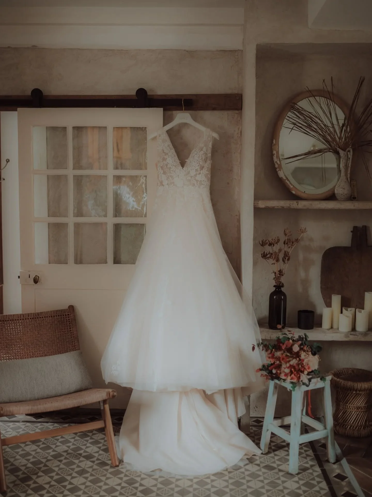 Un reportage mariage, ce n&rsquo;est pas seulement des photos...c&rsquo;est une pr&eacute;sence, une confiance, une histoire racont&eacute;e avec soin par mon regard cr&eacute;atif et passionn&eacute;. Pour pouvoir vous offrir toute mon attention et 