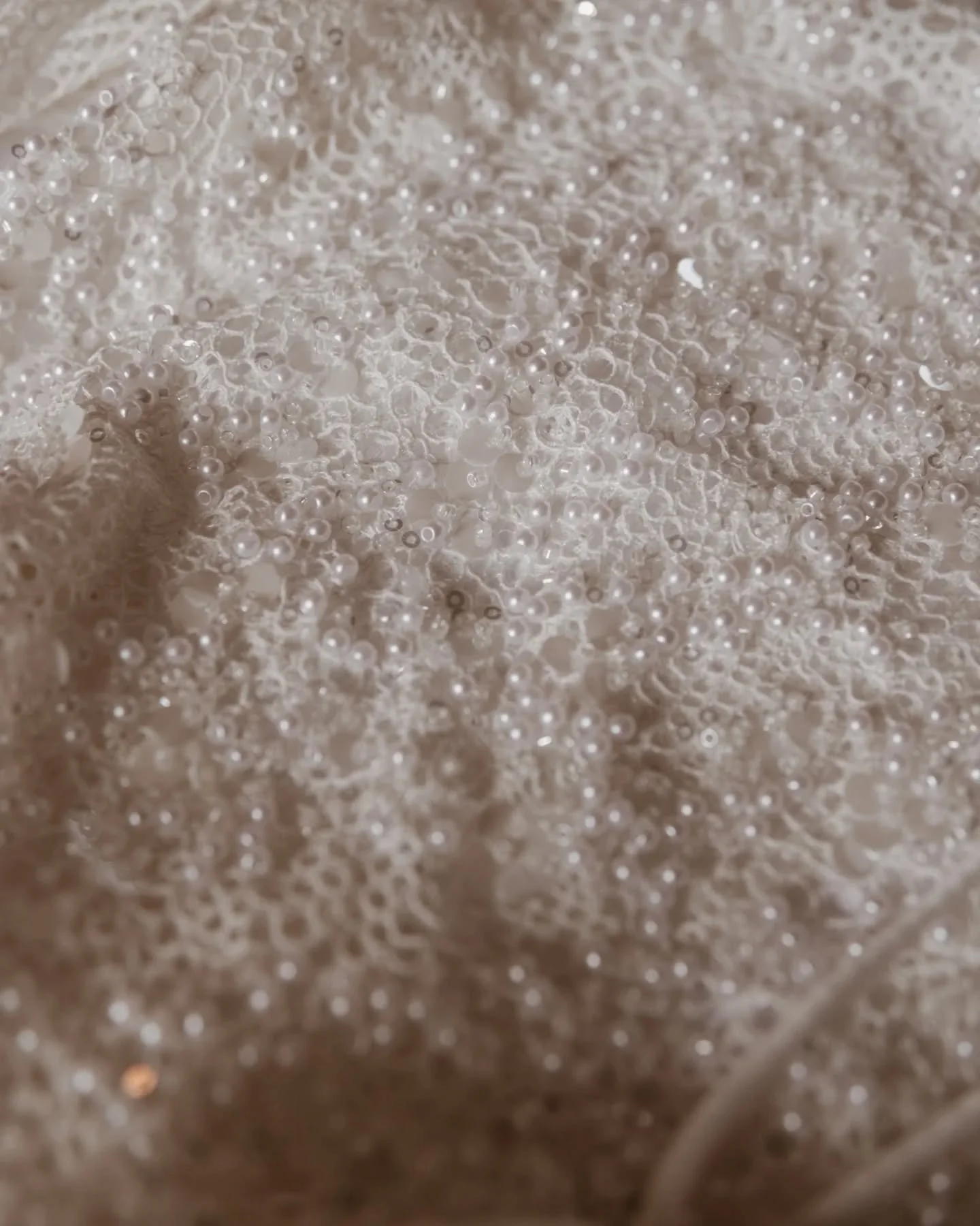 ❄️ La premi&egrave;re publication de l&rsquo;ann&eacute;e...je vous d&eacute;voile aujourd&rsquo;hui quelques images de mon tout premier reportage mariage de la saison 2026, celui de A &amp; R. Je privil&eacute;gie les d&eacute;tails pour pr&eacute;s